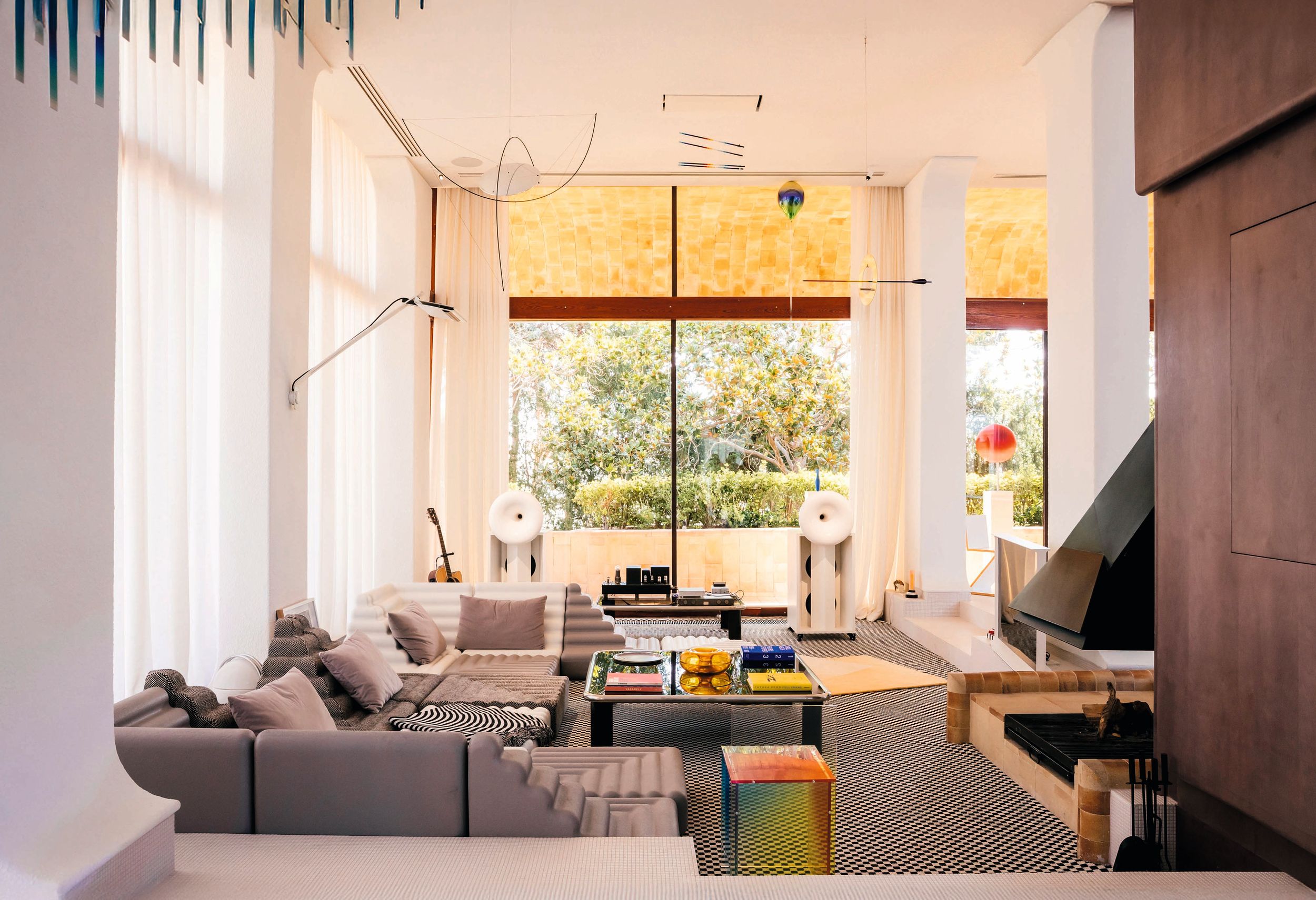El salón de Casa Axis está repleto de piezas de diseño: mesas de centro, lámparas de techo escultóricas… 