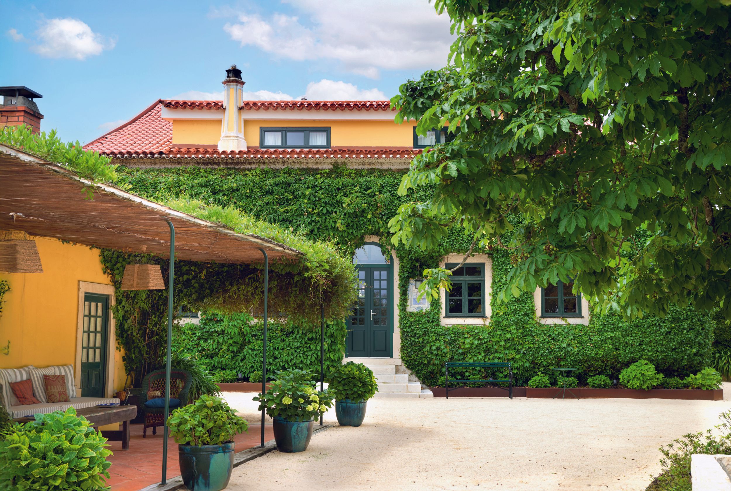 CATARINA FLORES HIJA DEL RECONOCIDO EMPRESARIO PORTUGUÉS JOAO FLORES, NOS RECIBE EN “QUINTA DE SANTO AMARO”, su FINCA...