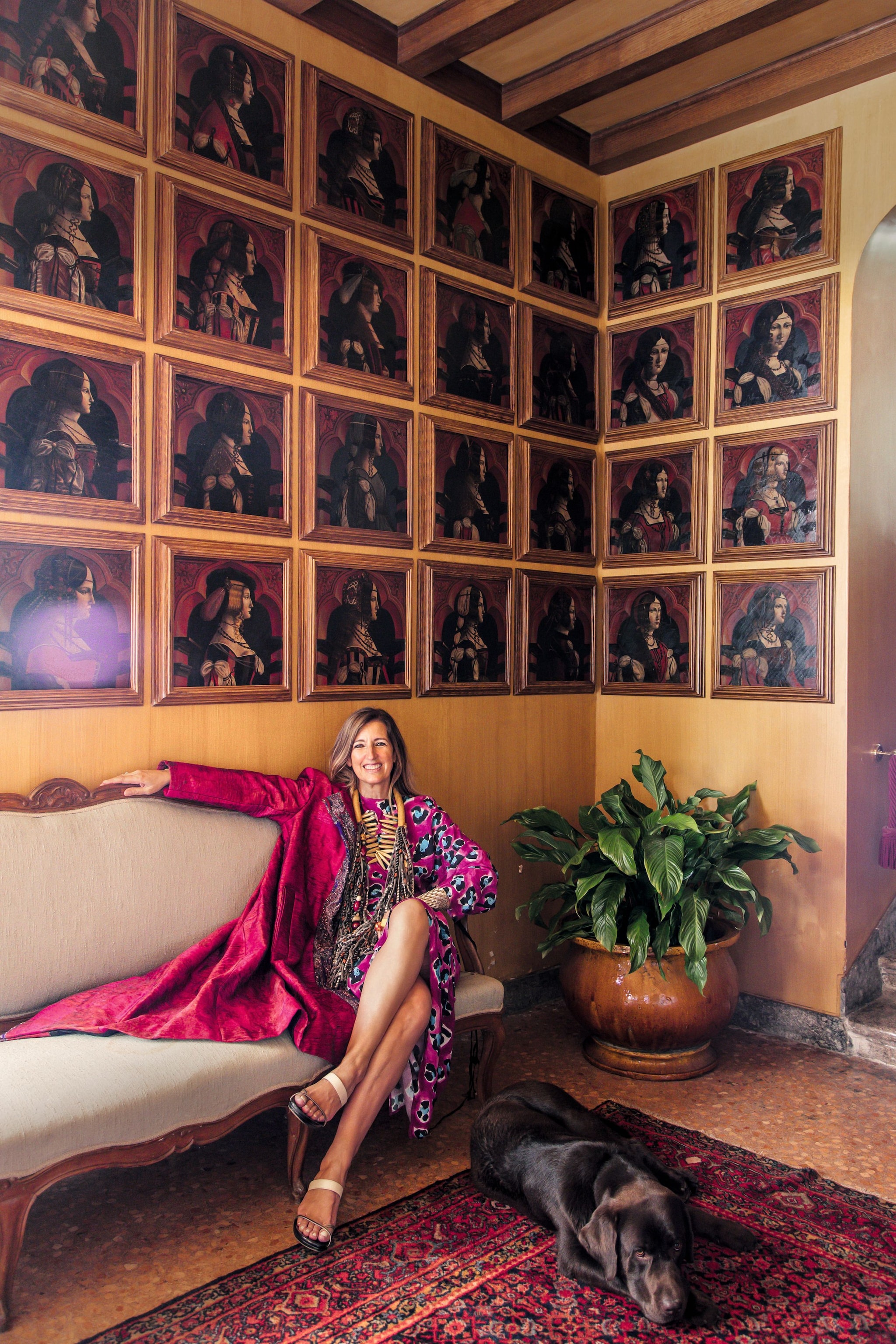 Benedetta junto a los retratos del pintor Vincenzo Civerchio encontrados en la casa. Su padre investigó su procedencia y descubrió una bonita historia de un amor secreto