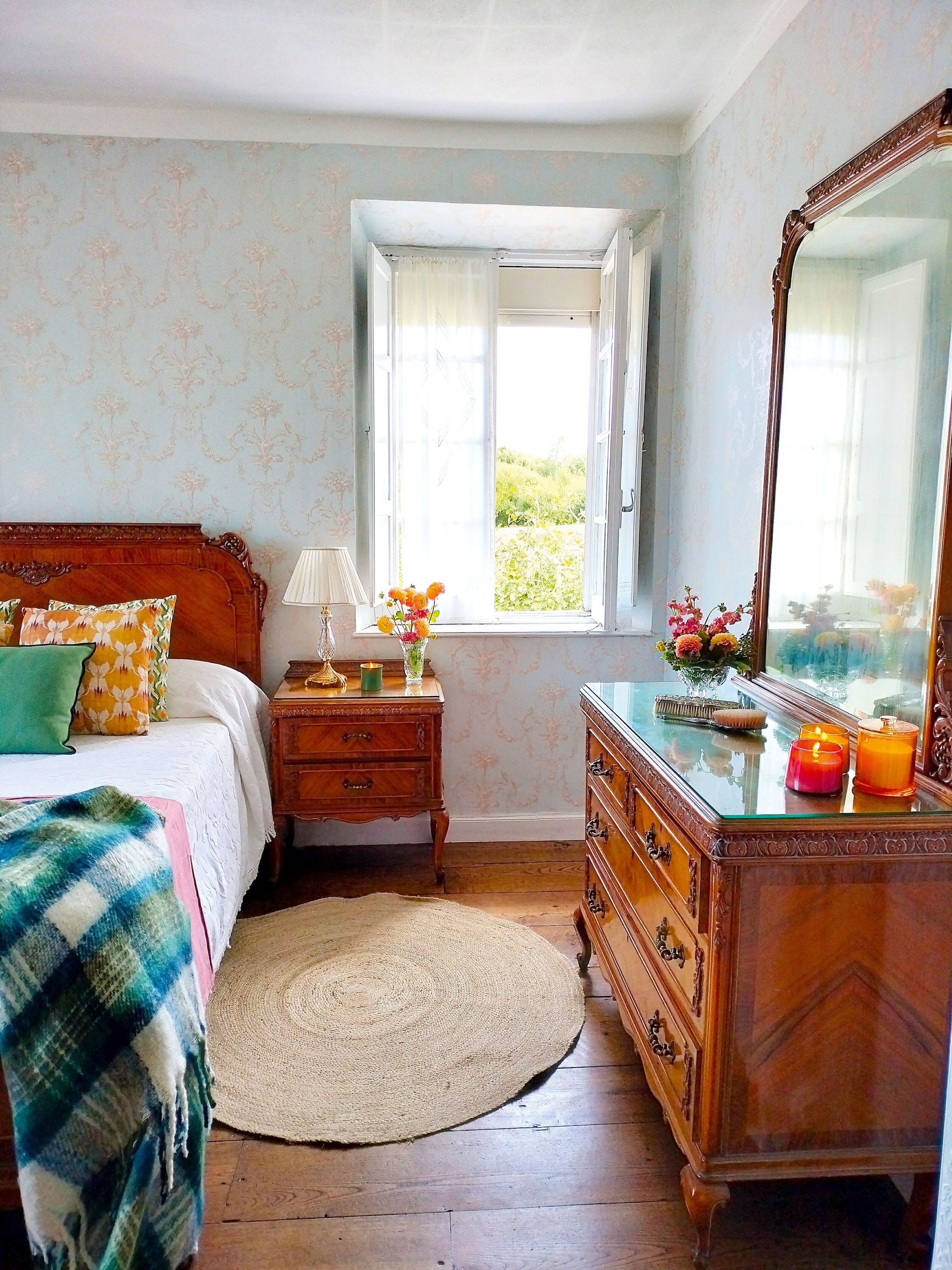 Territorio privado: Lejos de ir renovando los antiguos muebles de su familia, los papeles pintados o los suelos de la vivienda, la familia de Ana ha optado por cuidarlos para que la casa conserve todo su encanto original