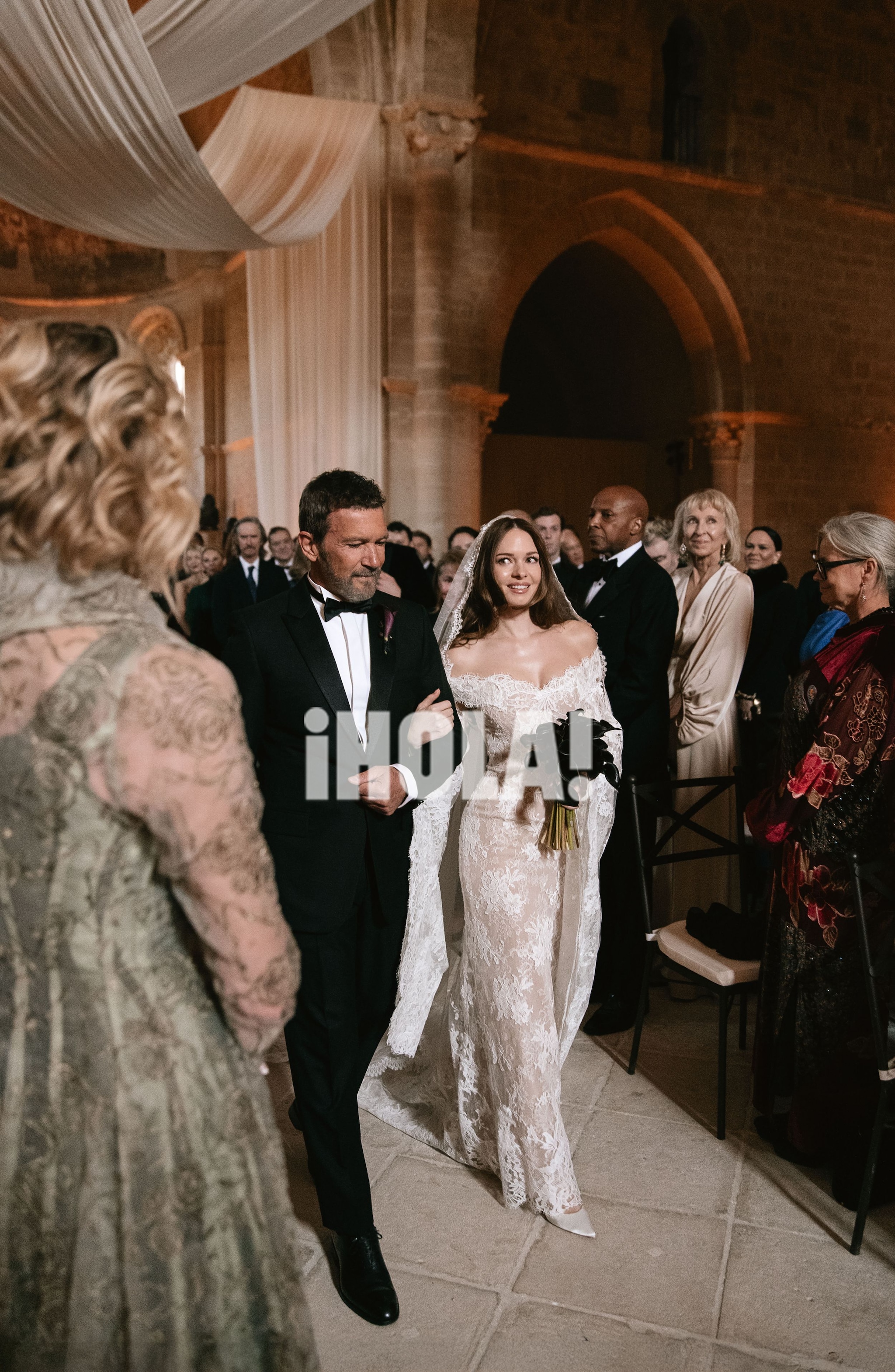 Stella Banderas caminando hacia el altar