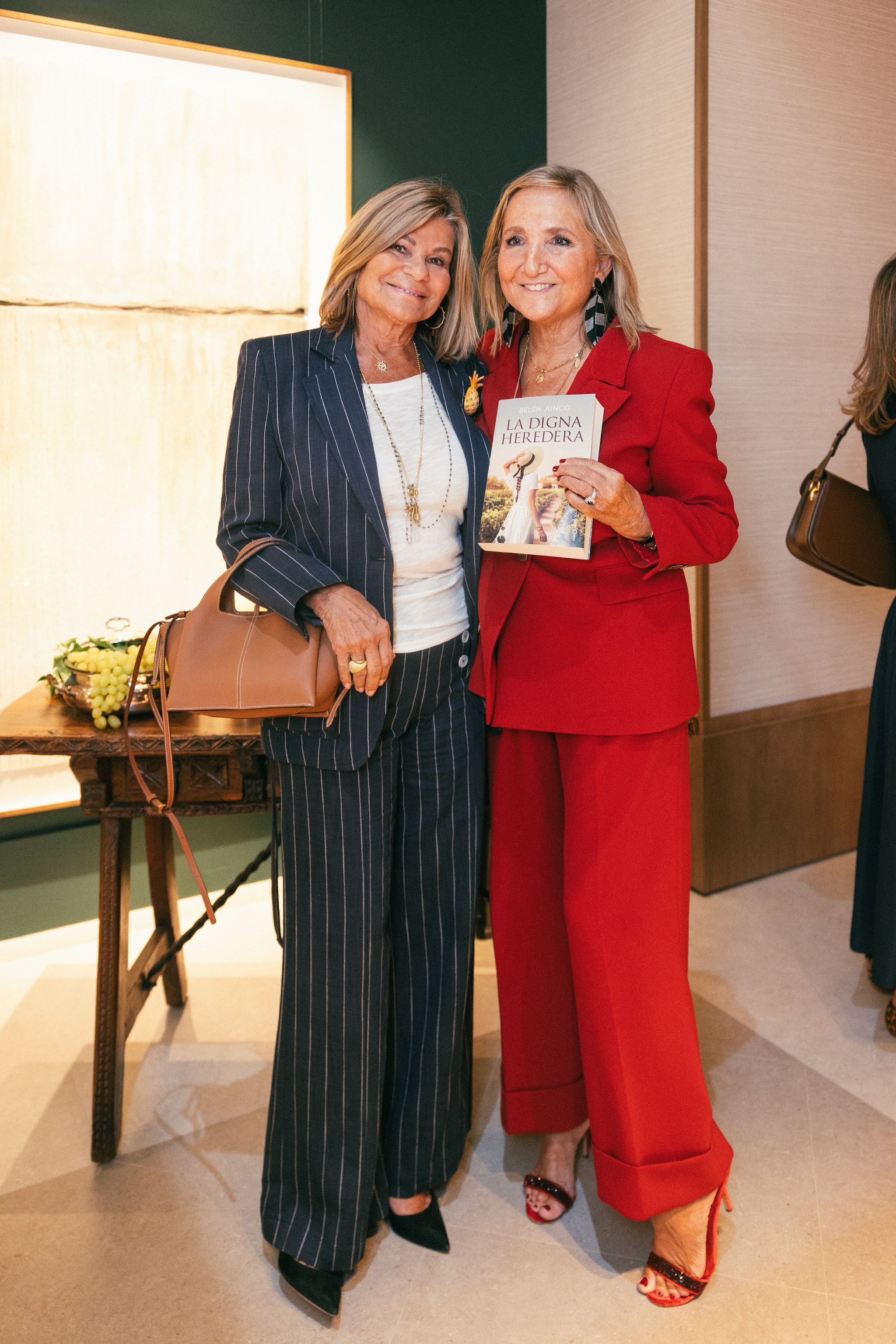Cari Lapique en la presentación de la novela de Belén Junco, 'La digna heredera'