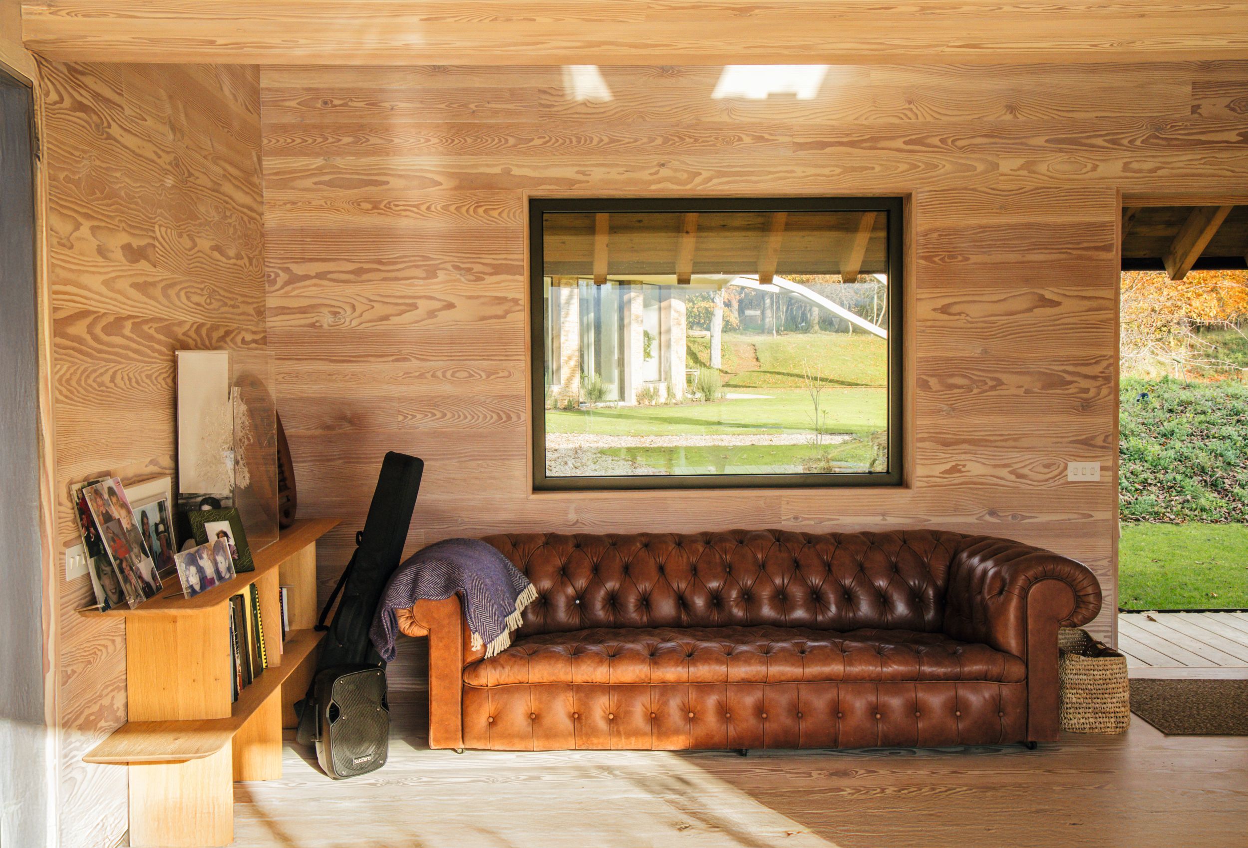 EL RECONOCIDO ARQUITECTO BRITÁNICO ALEX MICHAELIS Y SU MUJER, SUSANNA PARRY NOS ABREN LAS PUERTAS DE SU FABULOSA “CASA DE LA HOJA” EN LOS COtsWOLDS (INGLATERRA)