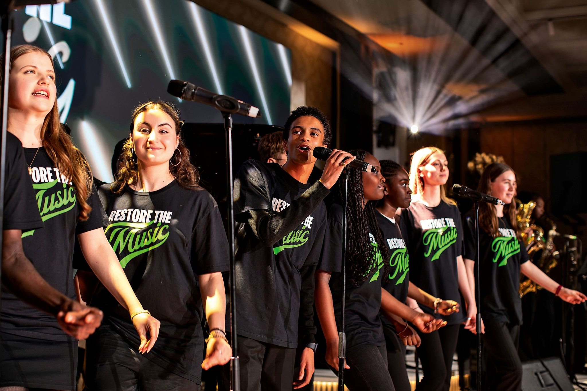 Alumnos de la "City Academy" de Hackney actúan en la cena de gala de Restore the Music, celebrada hace unos días en el restaurante Nobu de Londres