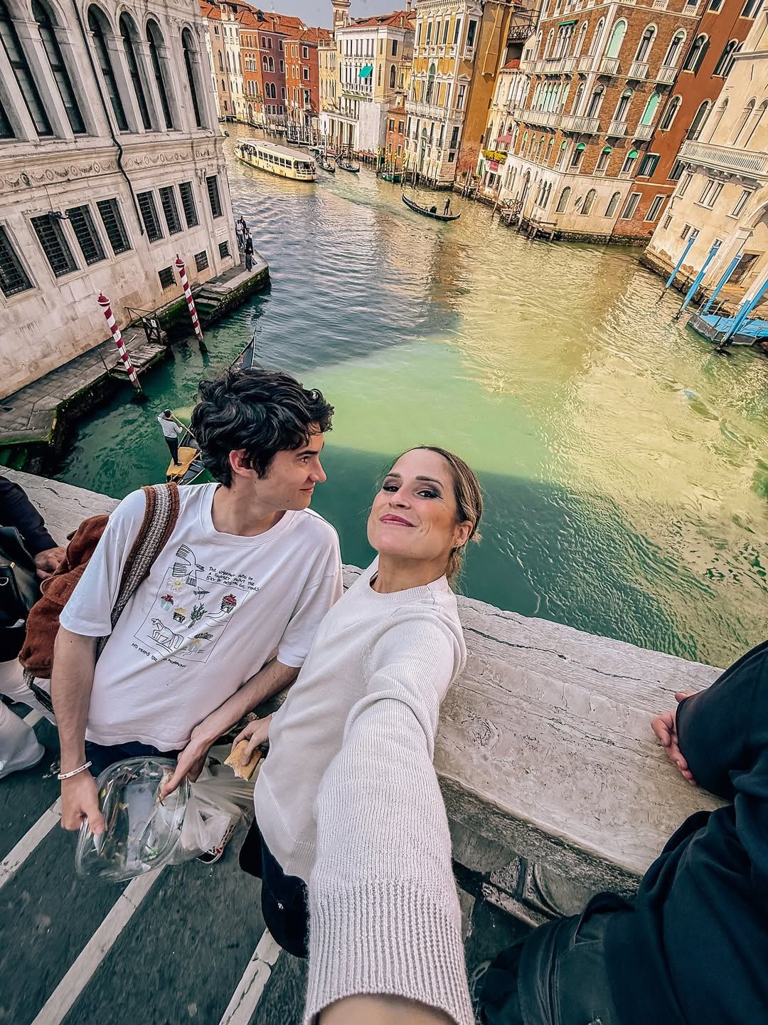 Aimar con su madre, Verdeliss, en un viaje