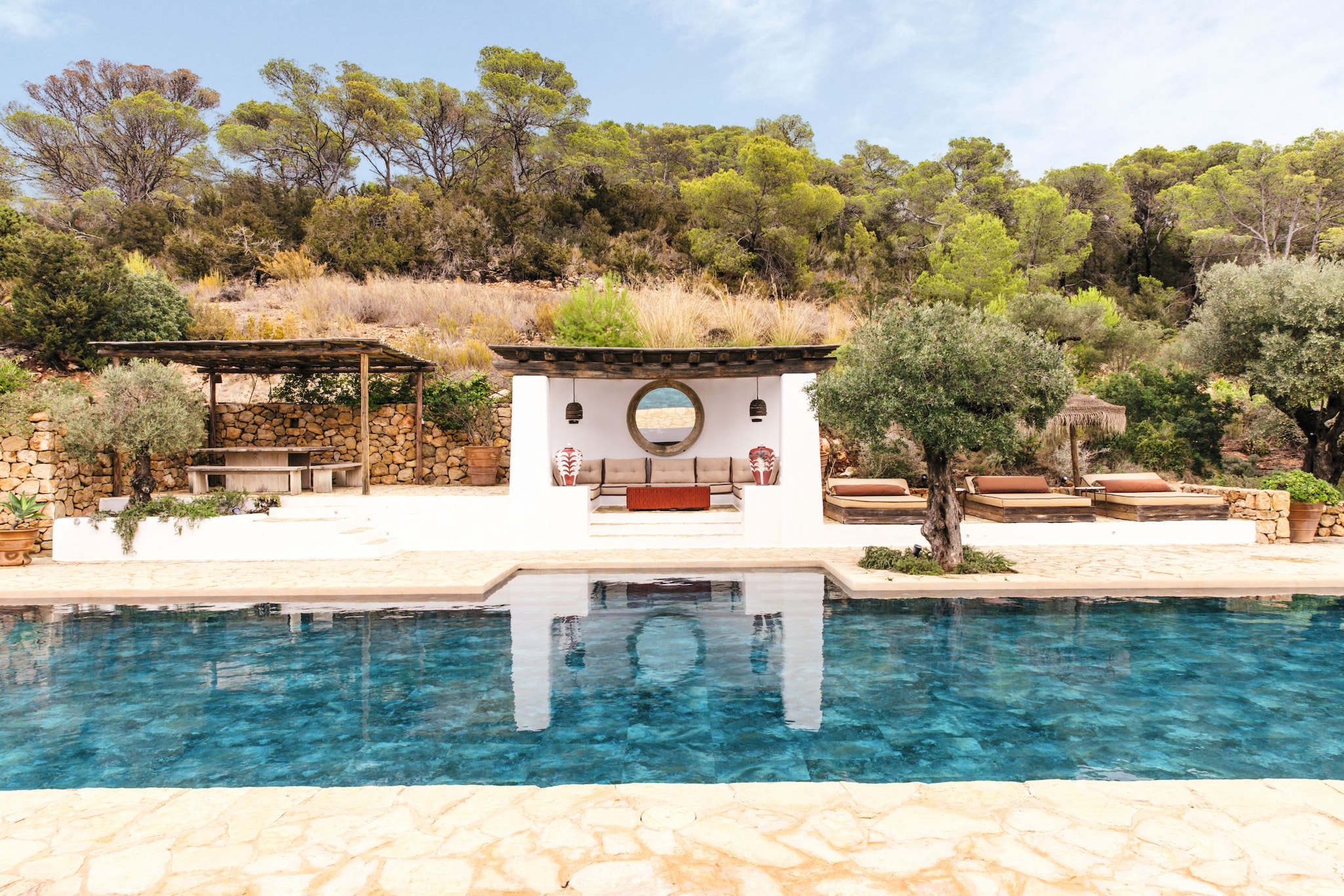 EMMA ROIG  NOS RECIBE EN SU REFUGIO DE IBIZA, UNA IMPRESIONANTE VILLA EN EL CORAZÓN DE LA ISLA
