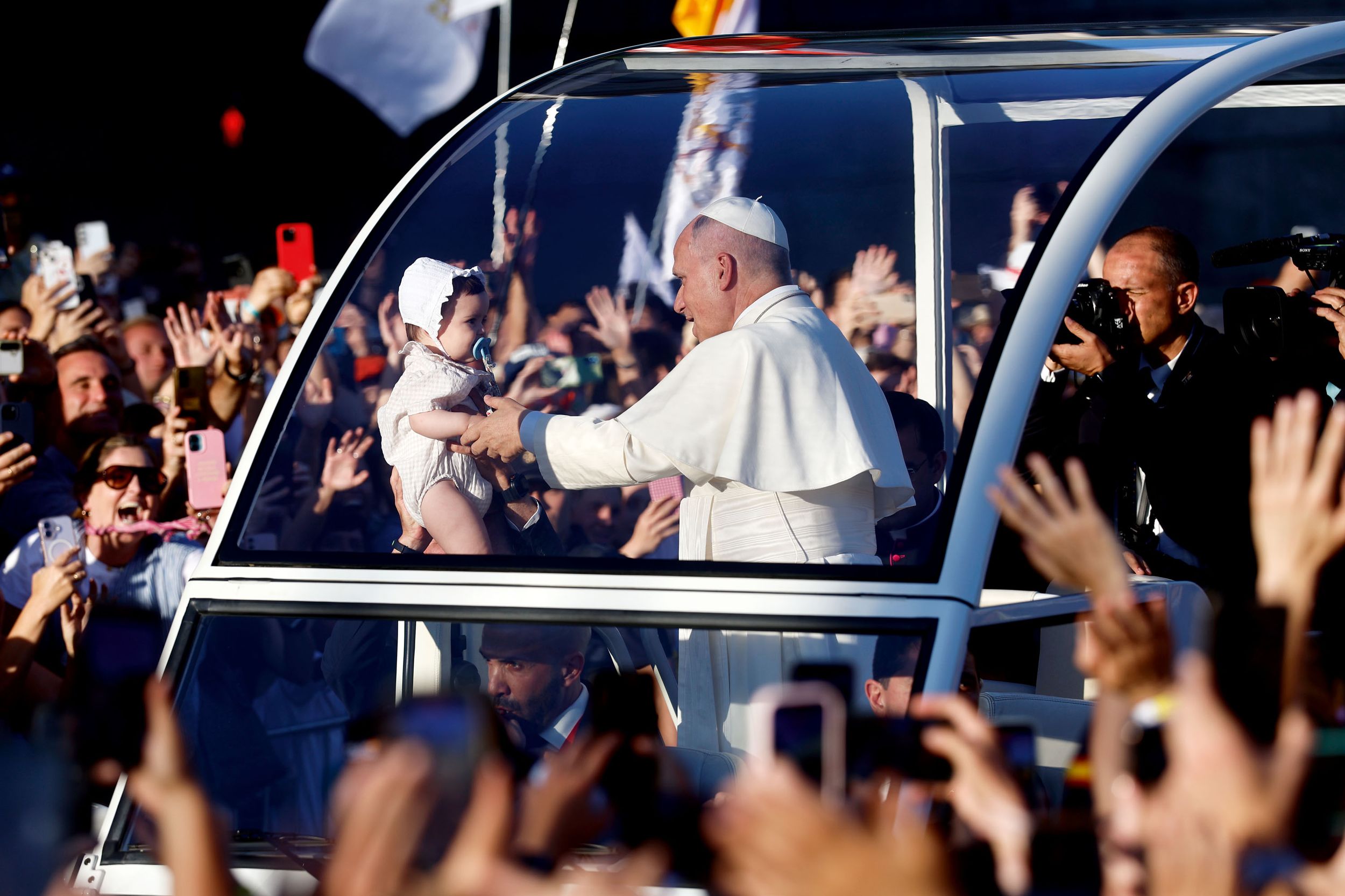El Papa bendiciendo a un niño pequeño