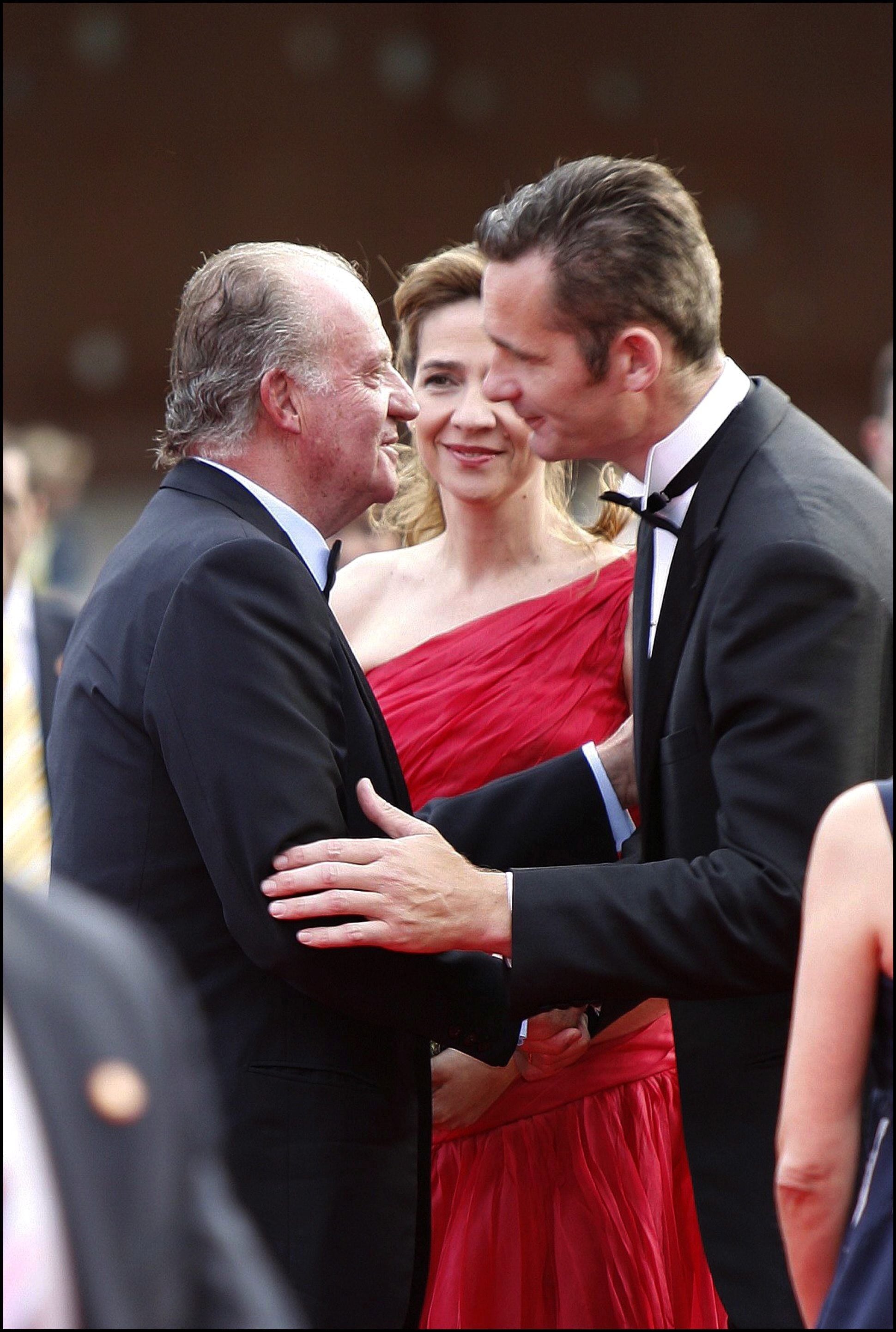 El rey Juan Carlos e Iñaki Urdangarin se saludan cariñosamente, bajo la atenta mirada de la infanta Cristina, en una gala de premios en 2006