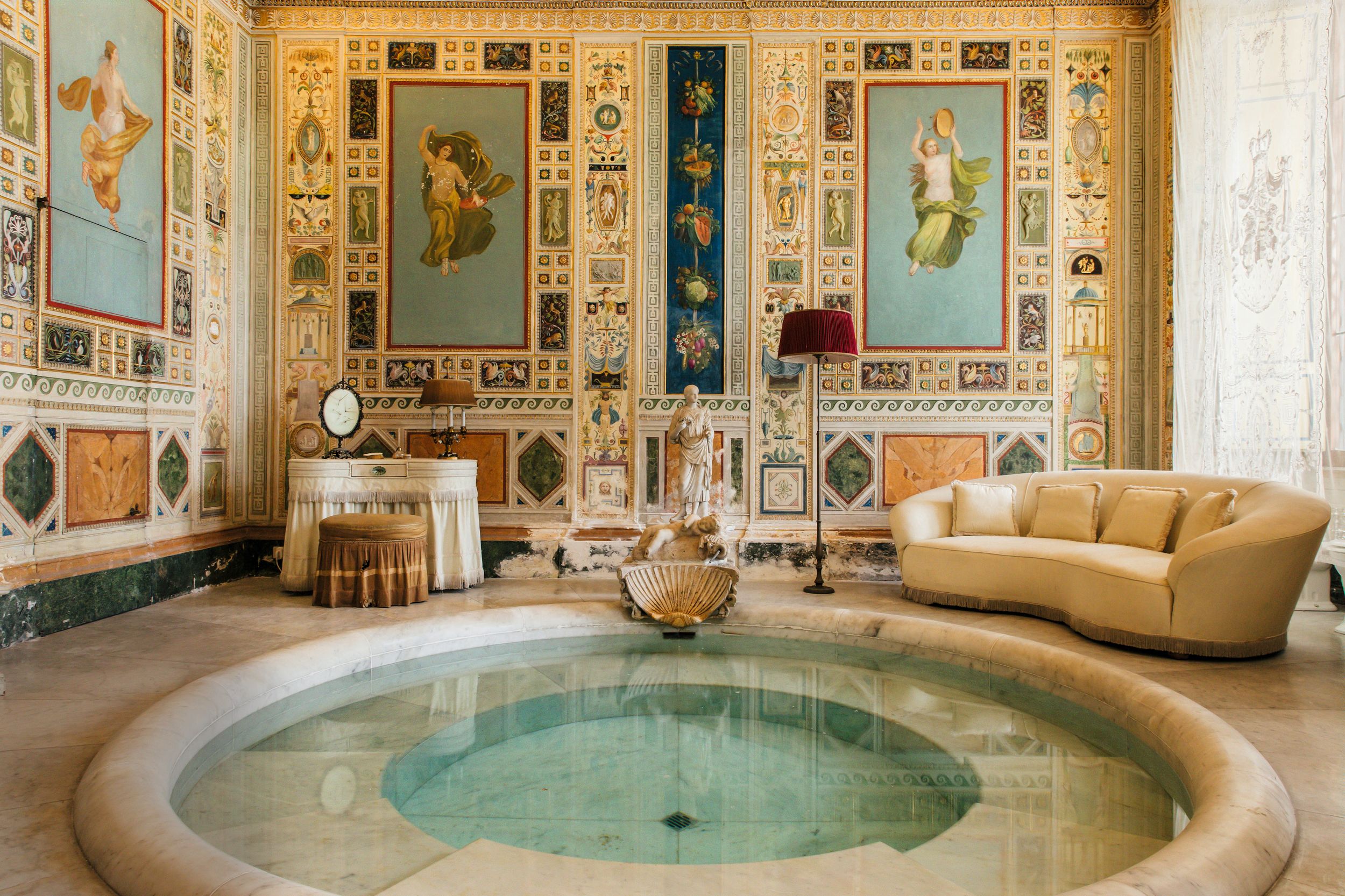 Un recorrido por el majestuoso baño decorado por Annibale Angelini. En sus muros destaca una refinada decoración neoclásica del siglo XIX inspirada en Pompeya, con alegorías de las estaciones del año.