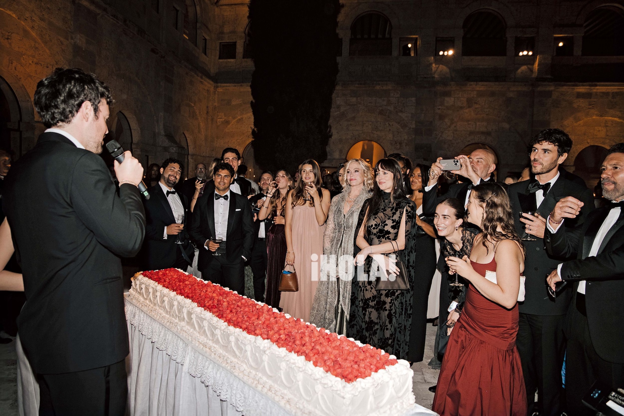 Alex habla ante Antonio, el actor Blake Lee —quien ofició la ceremonia—, las hermanas Dakota y Atherton Grace Johnson, Melanie y los primos de la novia, entre otros asistentes