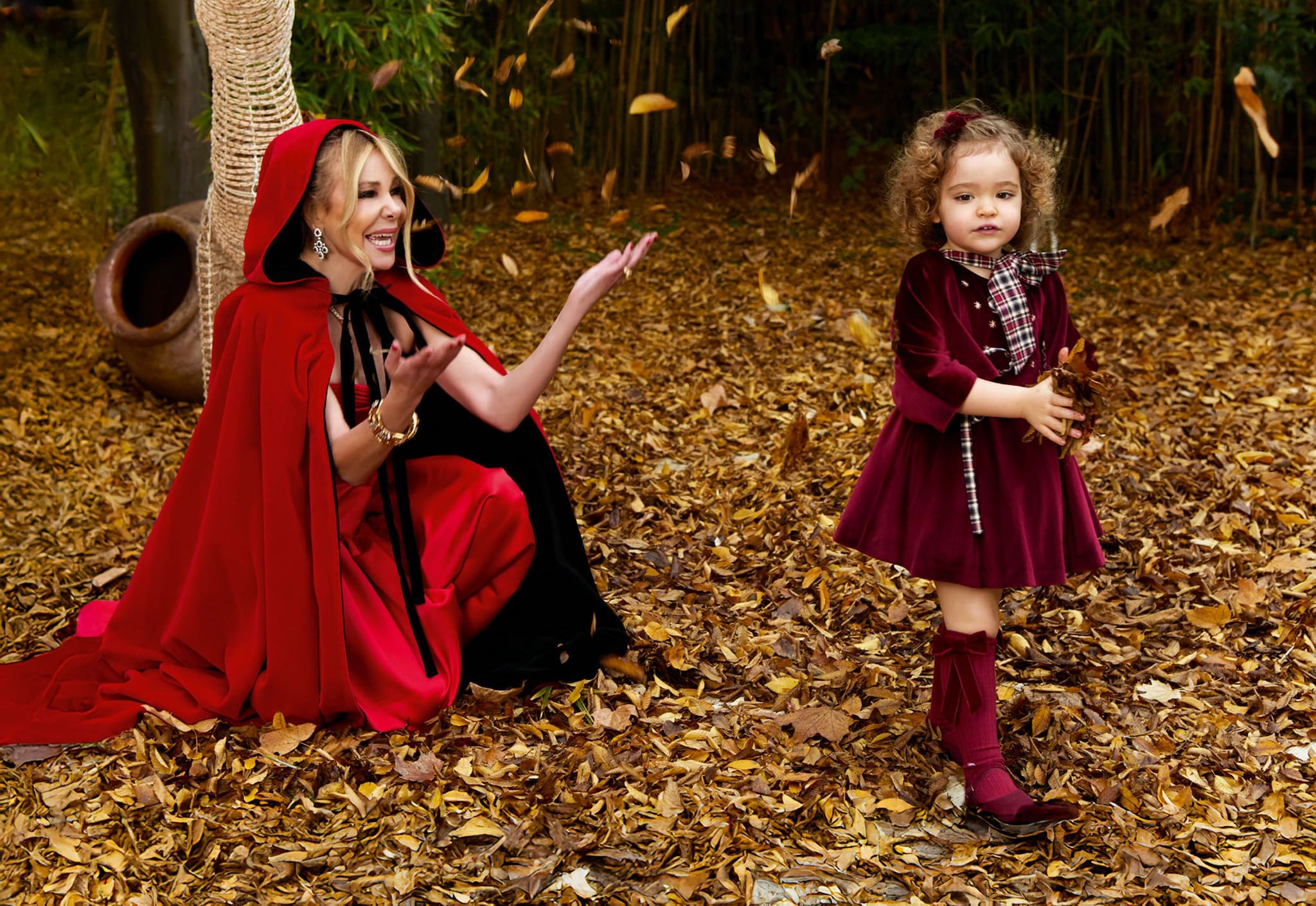 Ana Obregón lanzándole hojas secas a Anita