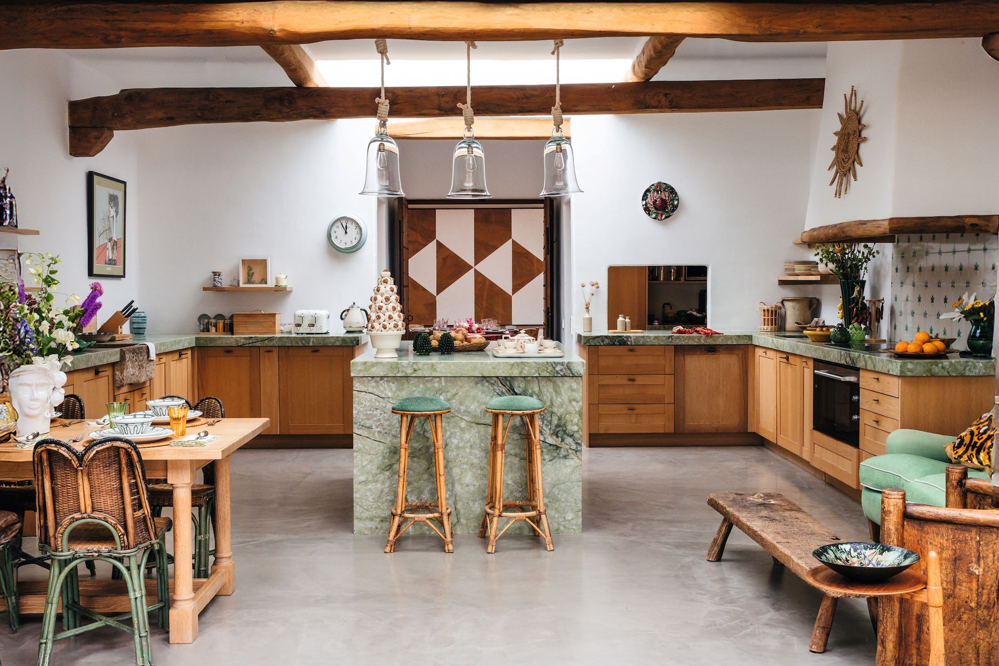 EMMA ROIG  NOS RECIBE EN SU REFUGIO DE IBIZA, UNA IMPRESIONANTE VILLA EN EL CORAZÓN DE LA ISLA