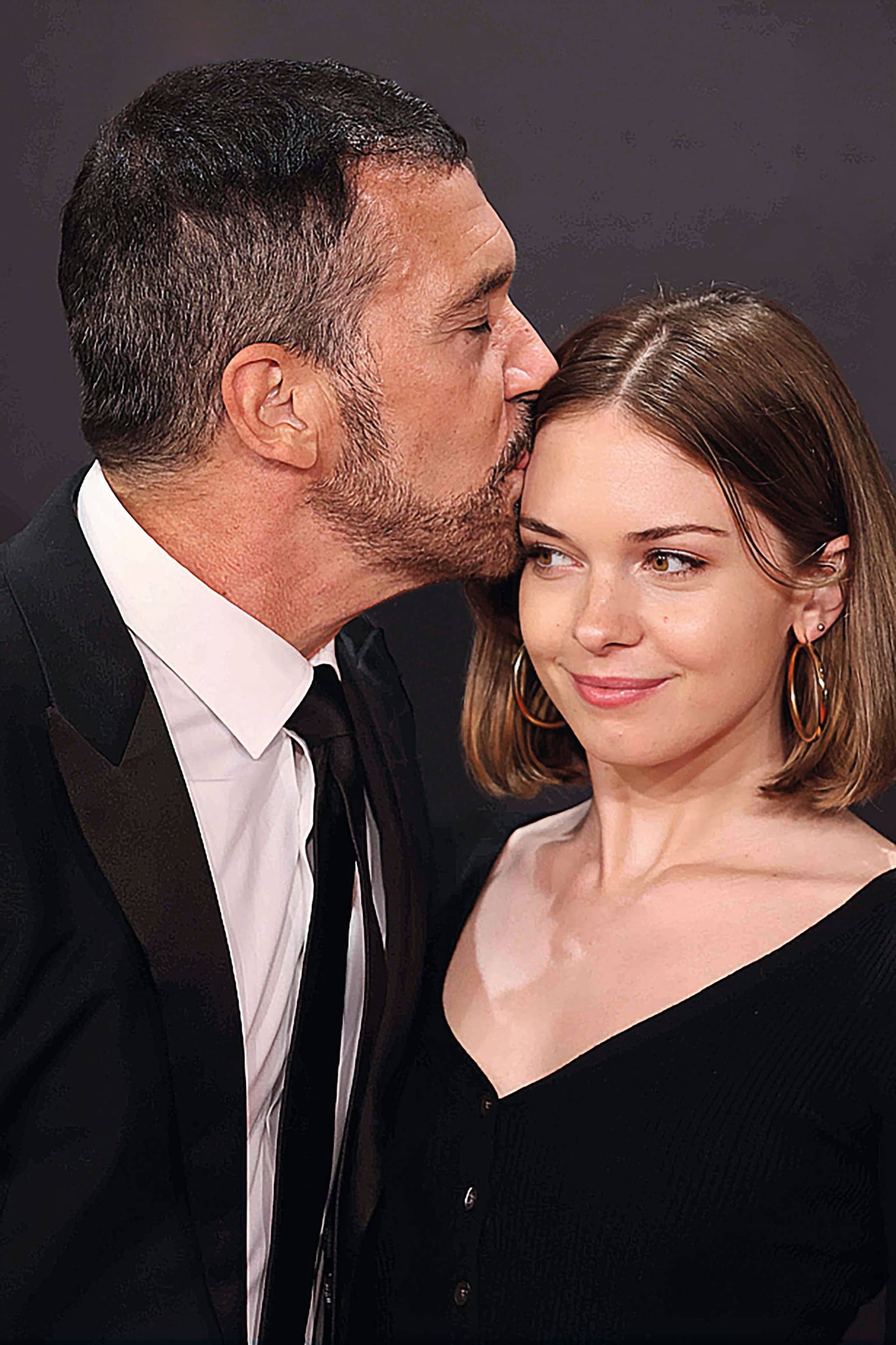 Antonio dándole un beso a su hija