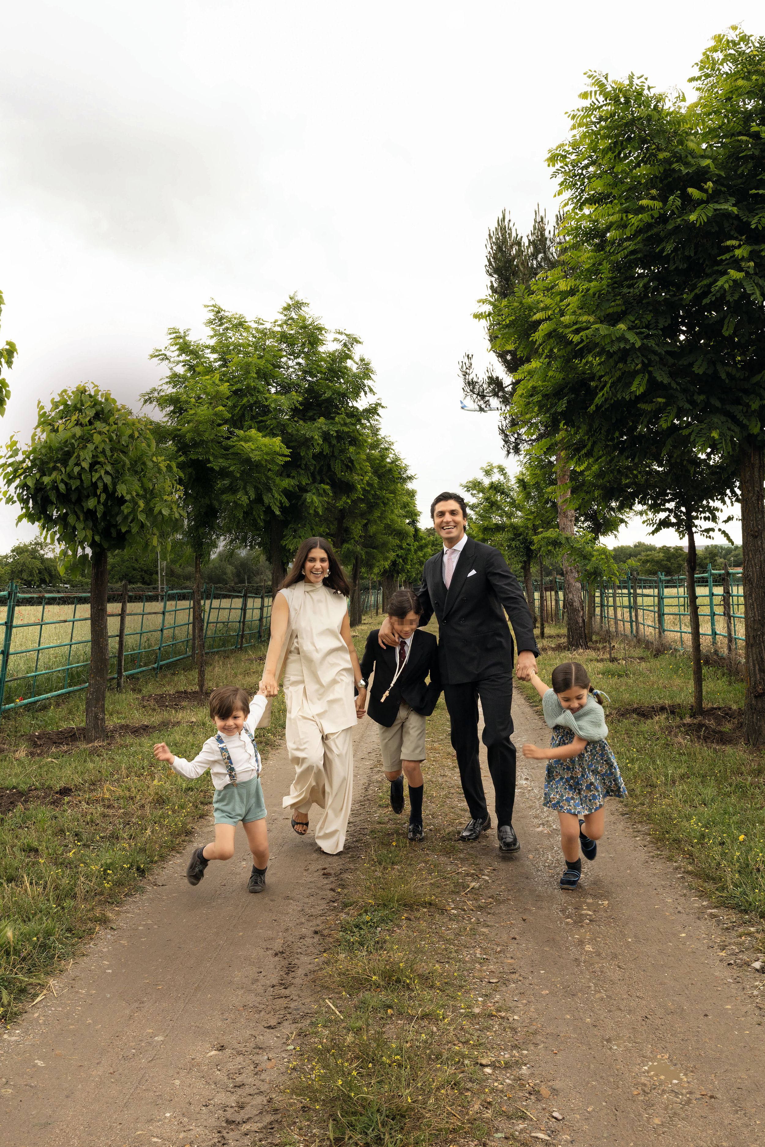 María García de Jaime y Tomás Páramo posan con sus tres hijos —Tomás, Catalina y Federico— en la celebración de la Primera Comunión del mayor. A sus diez años, Tomi ha dado este importante paso, en su colegio, y después lo celebraron en el campo, rodeados de familia y amigos. 