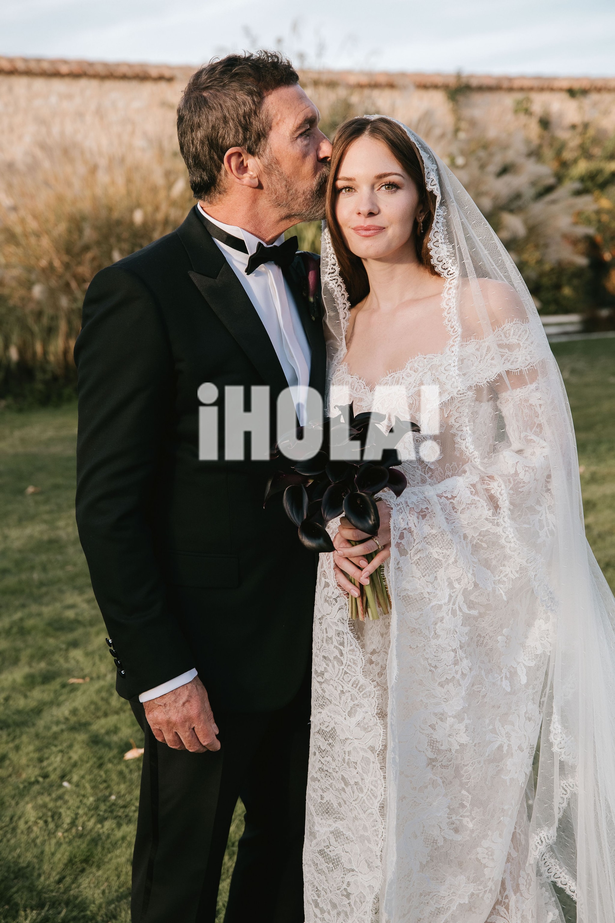 Antonio, emocionado, dándole un beso a su hija