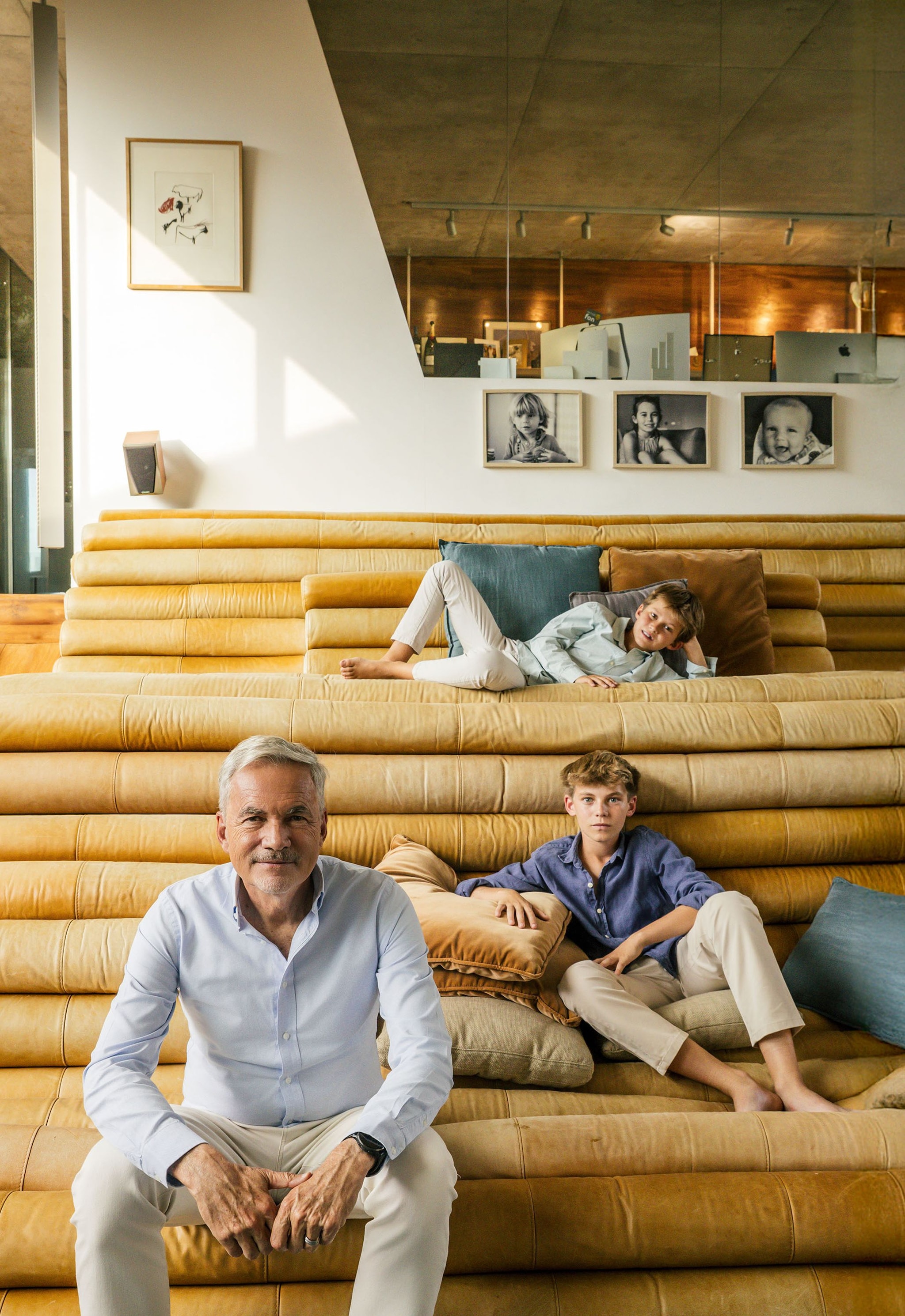 Martín junto a sus dos hijos pequeños, en el icónico sofá Terrazza de Sede, diseñado por Ubald Klug en la década de los 70