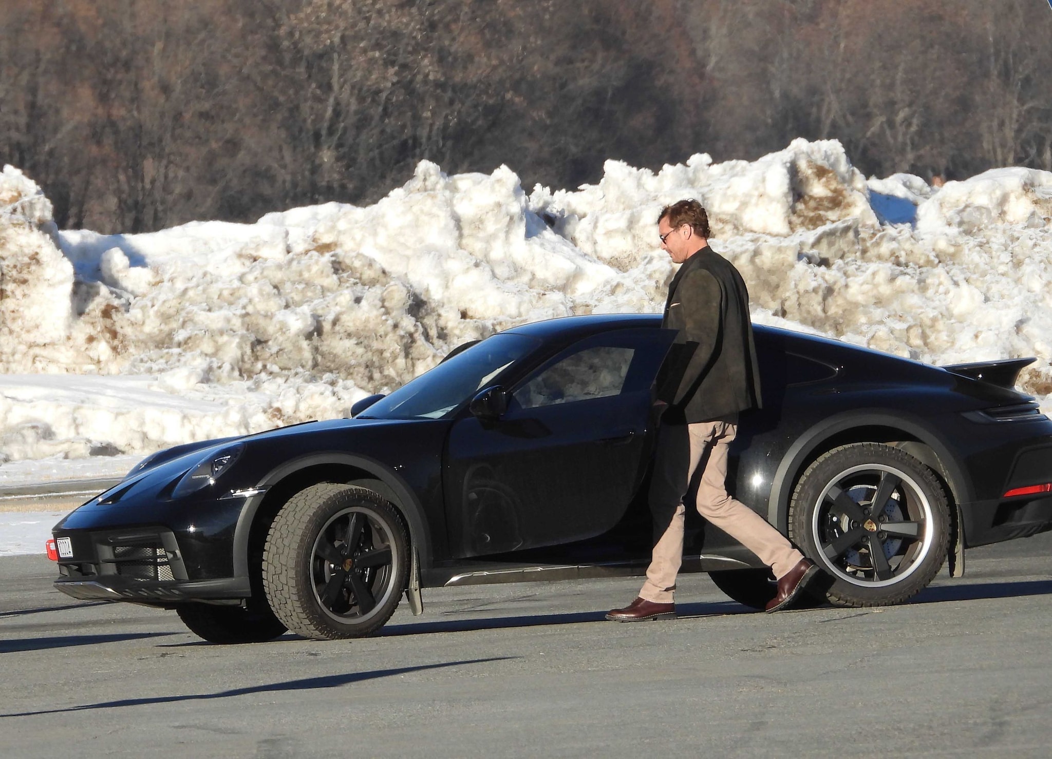 A su llegada a Saint-Moritz, Pierre Casiraghi apostó por un look relajado.
