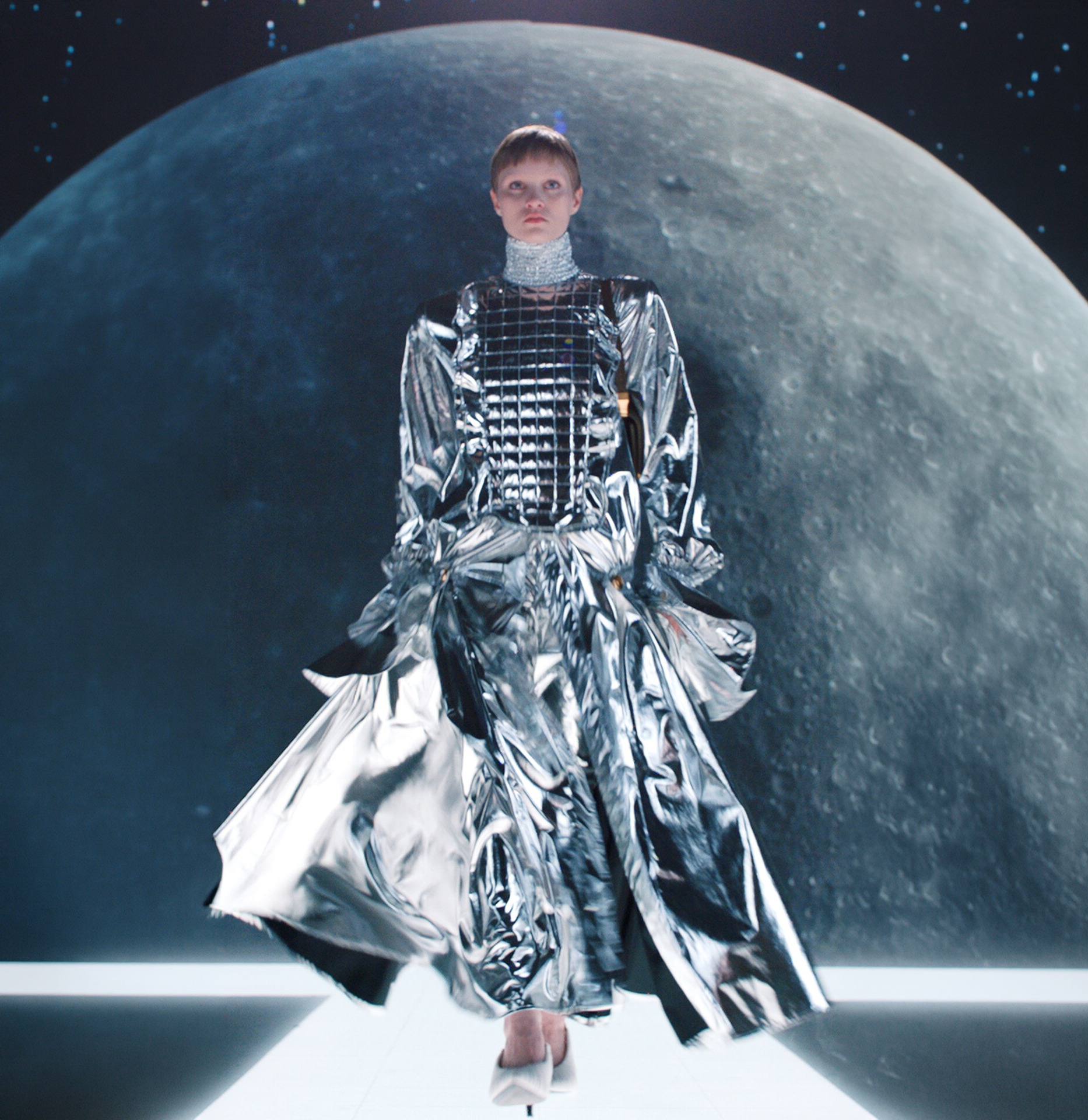 El diablo ya no viste de Prada, lo hace la NASA: la moda de lujo da el salto de las pasarelas a la Luna