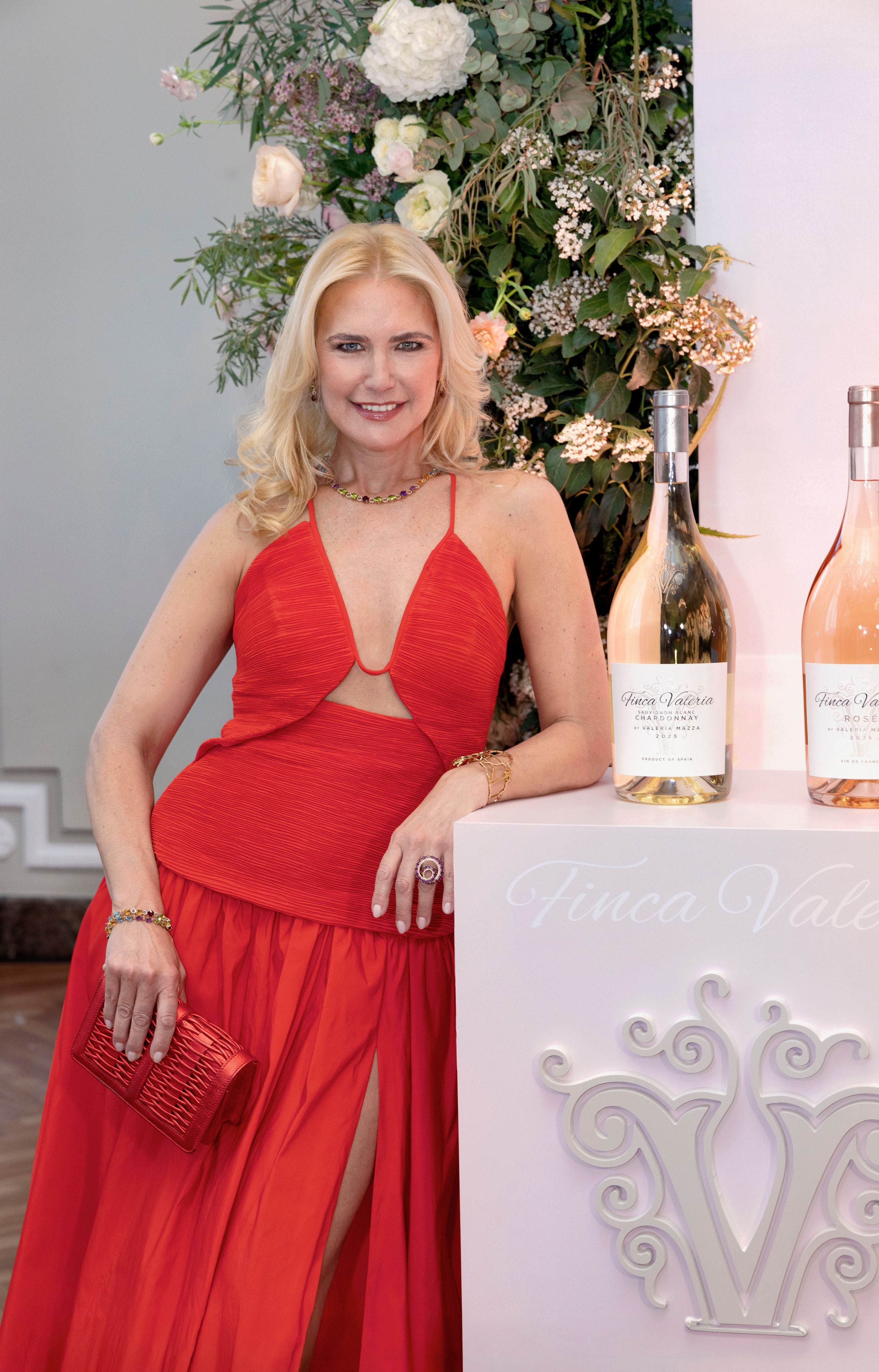 Valeria Mazza posando con su nuevo vino
