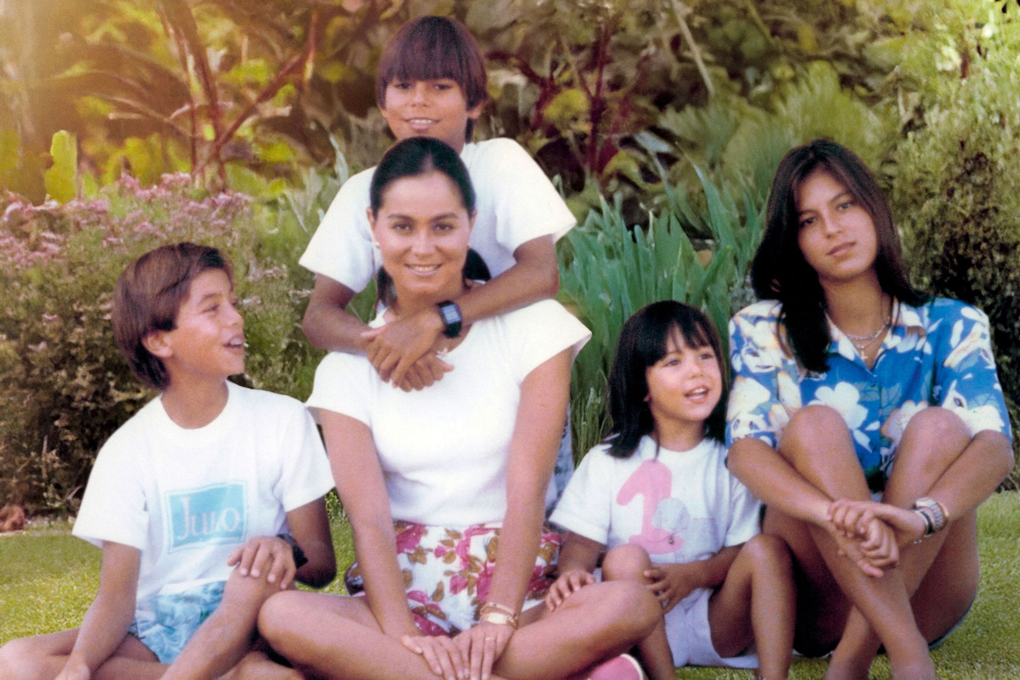 Una imagen familiar junto a sus hijos Chábeli, Julio, Enrique y Tamara, tomada durante el verano de 1985