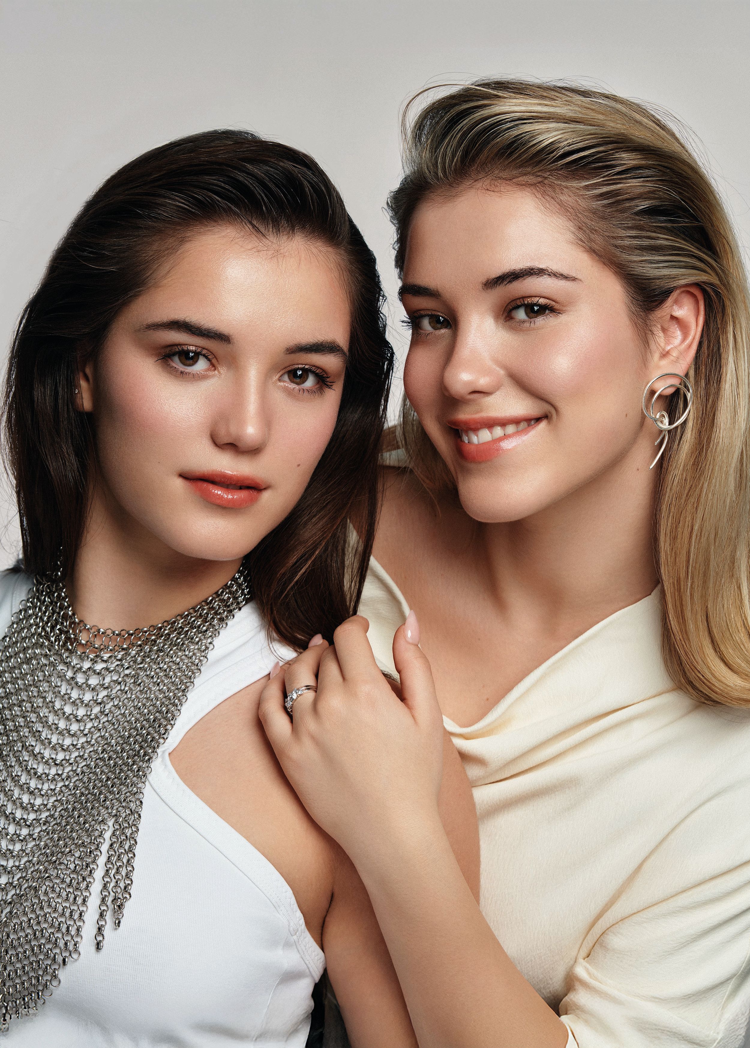 ‘DEMI WET’
Para conseguir un "look" tan sofisticado como el de Daniela y Martina es necesario un poco de control. “Seca el cabello despejándolo del rostro con ayuda de un cepillo, aplica espuma -para lograr el efecto semihúmedo- y pulveriza Le Parfum para que la melena se mantenga suave y con un aroma refrescante”, detalla el experto.