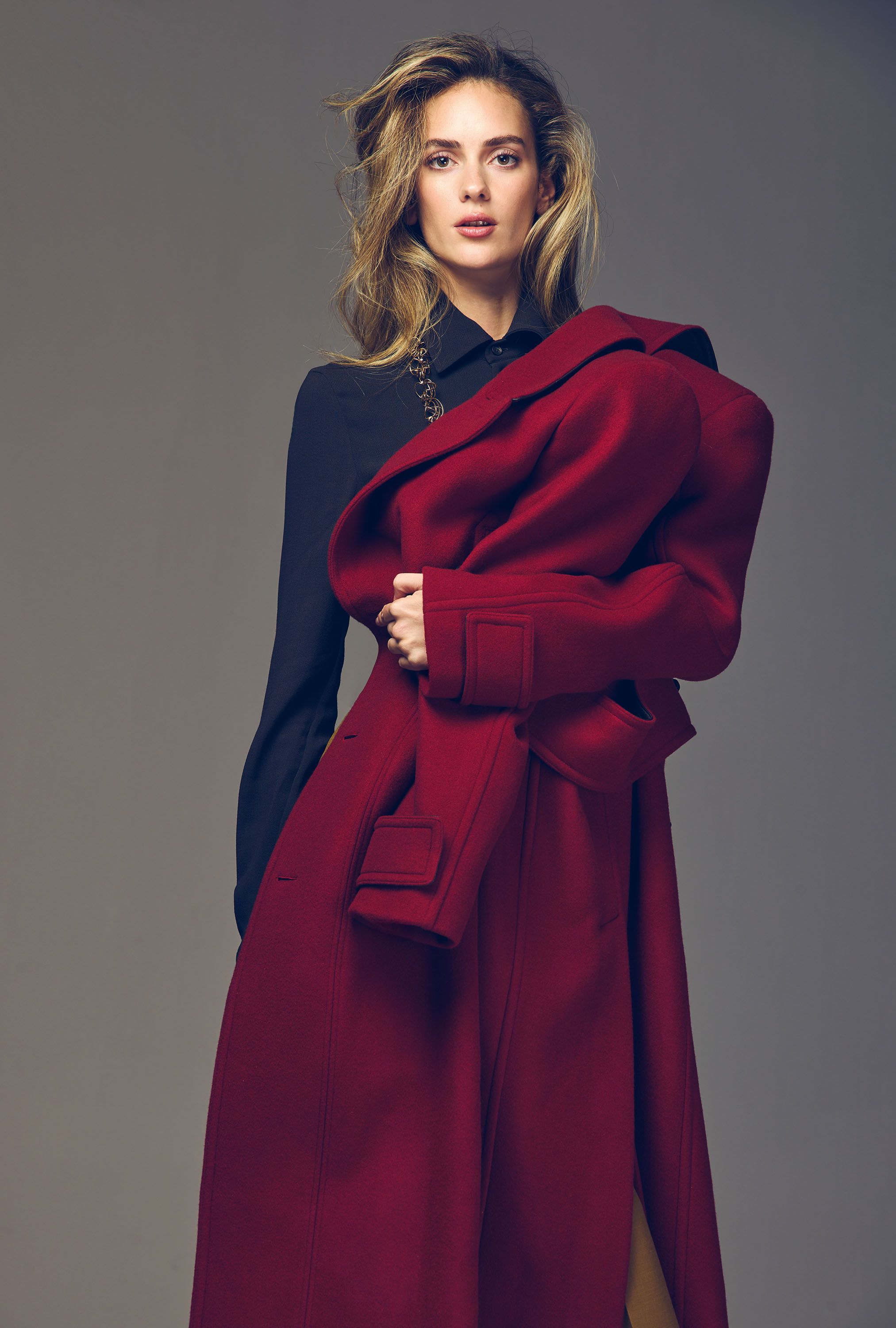 Gala Houlihan con abrigo burdeos