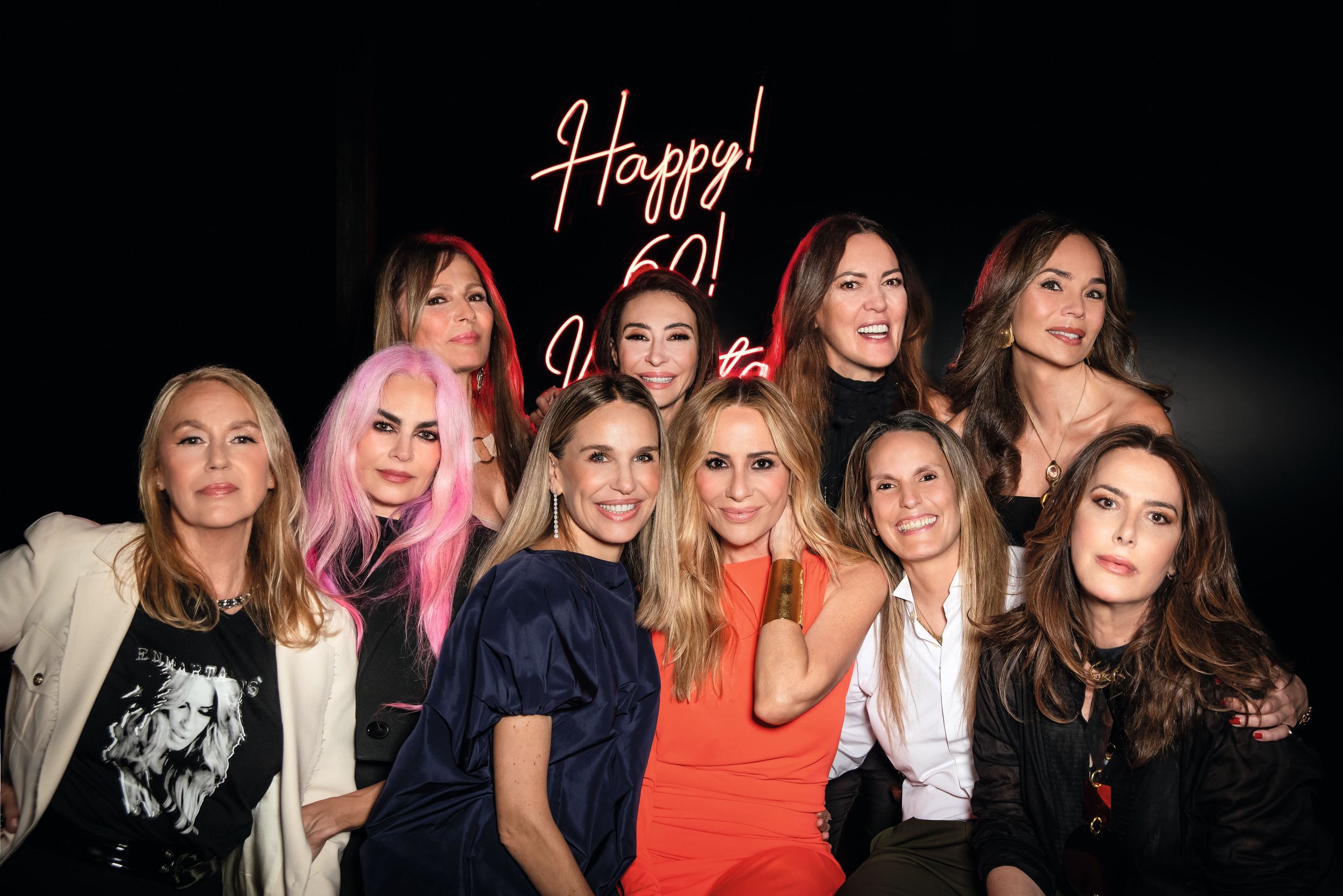 Marta con sus amigas del alma: delante, Mila Bentabol, Beatriz Matallana, Carola Baleztena, Rocío Rafael y la marquesa de Gauna, Chiquín Figueroa; detrás, Lucía Hidalgo, Rocío Martín Berrocal, Elena Hernández y Sara Zaldívar
