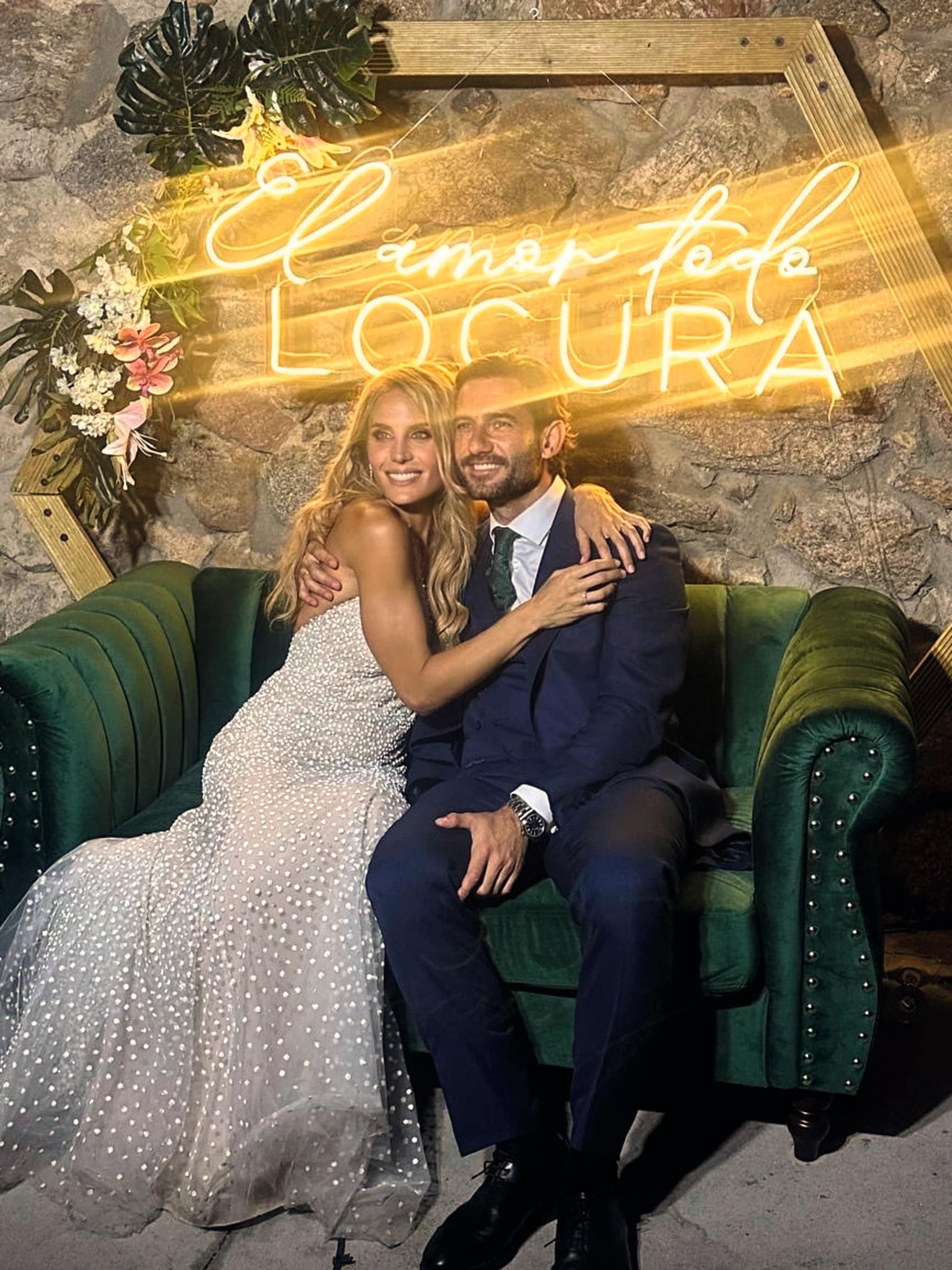 ENTRAMOS EN LA BODA DE ANGIE RIGUEIRO Y NACHO CERRILLO UNA CEREMONIA MÁGICA Y UN ESCENARIO DE PELÍCULA