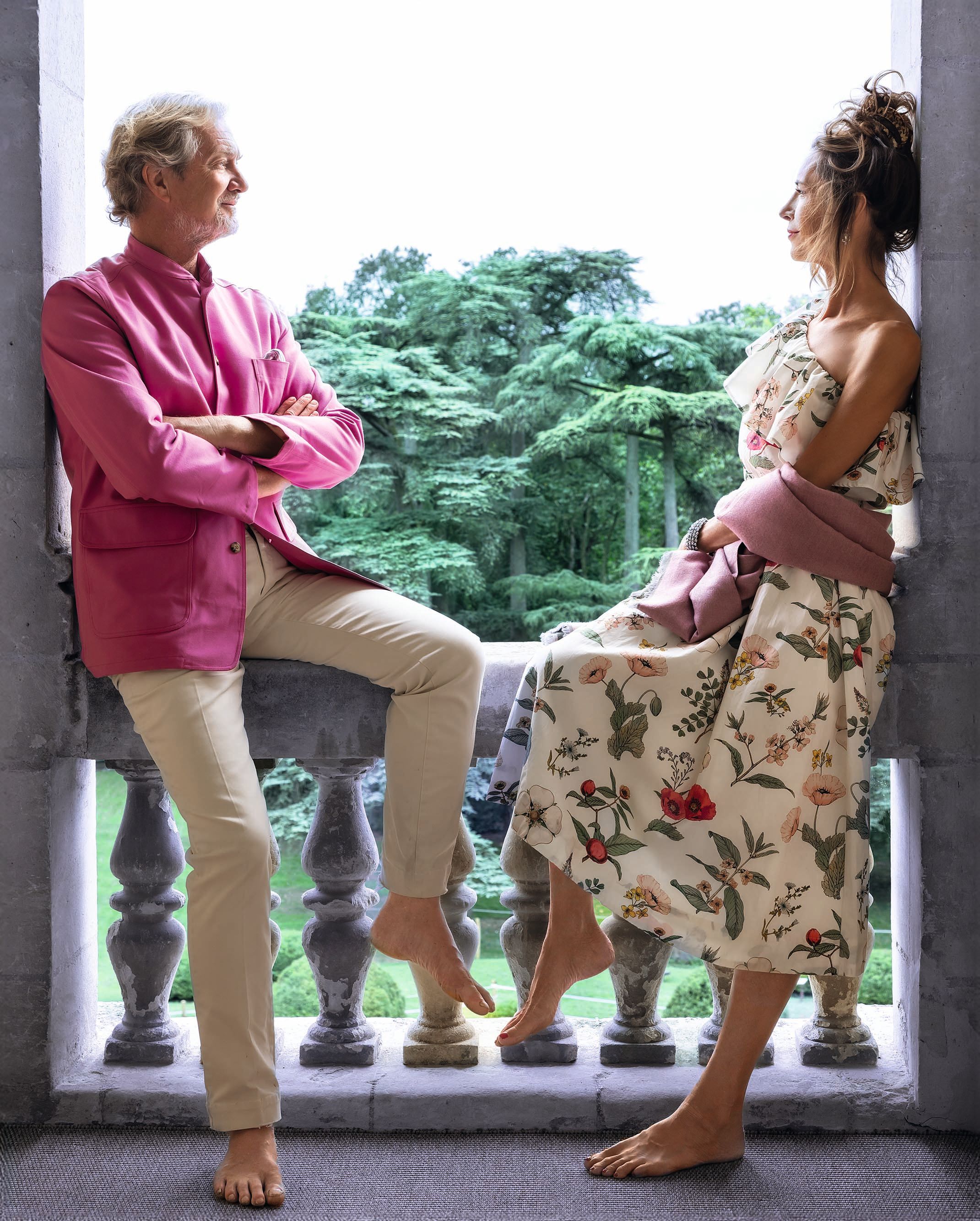 El príncipe junto a Daniela en uno de los balcones del primer piso del castillo