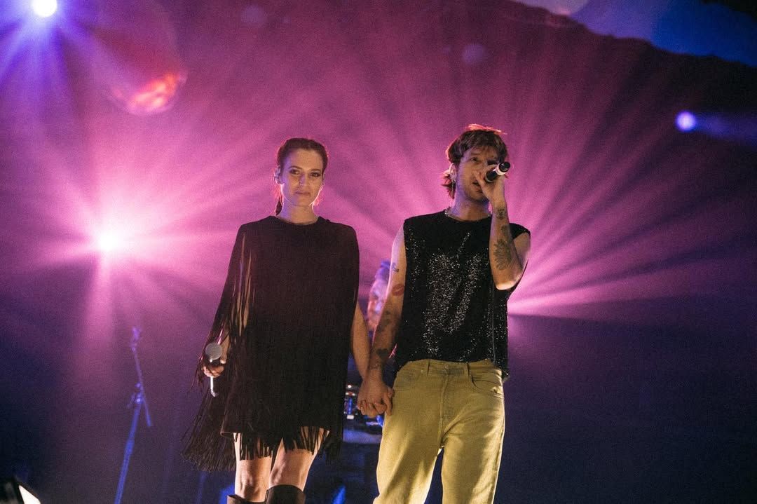 Ana y Adrián cantando en el escenario del Movistar Arena