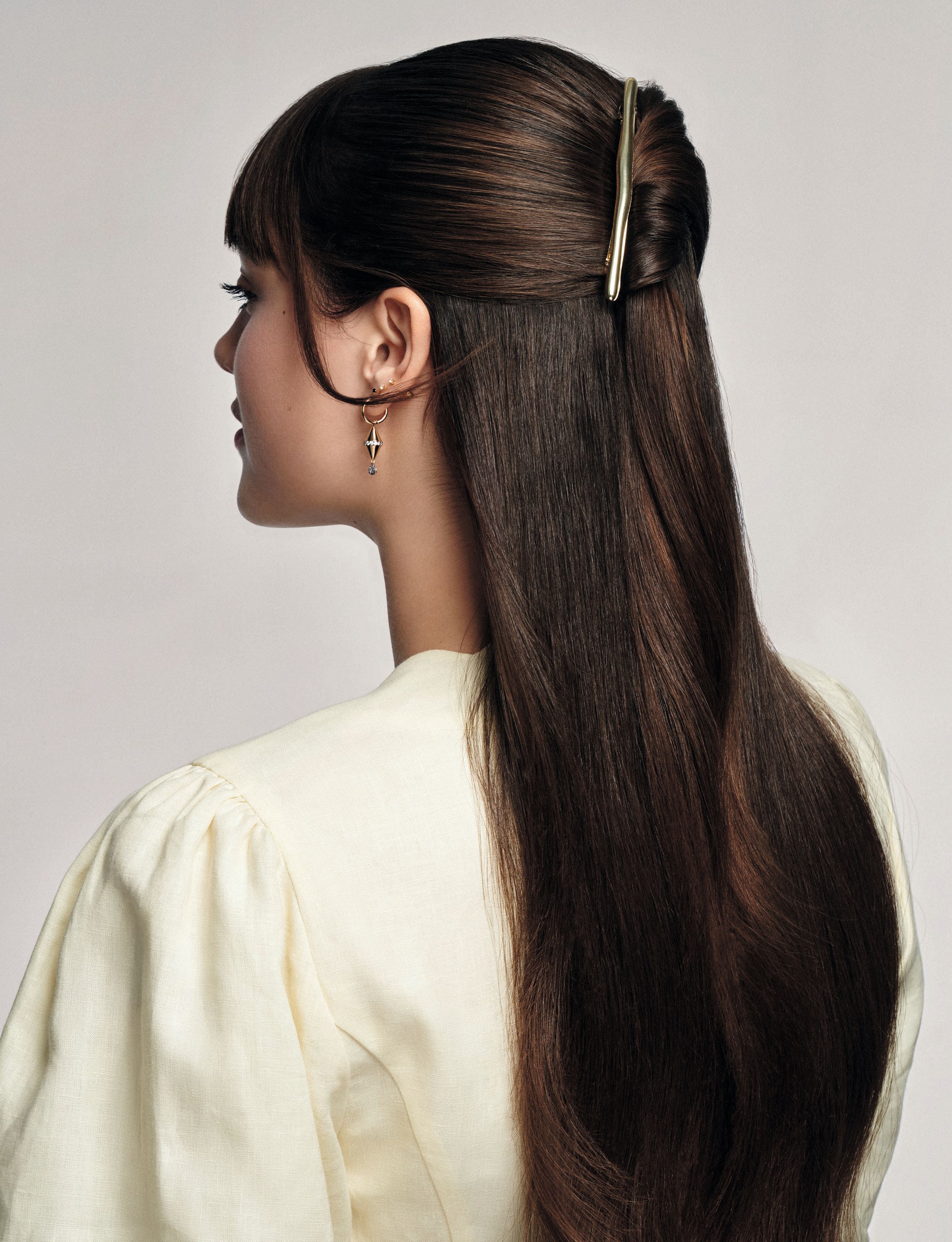 DEL ‘GLOSSY’ A LA TRENZA ‘CASUAL’
La melena castaña larga de Daniela da juego para recogidos de todo tipo. En la imagen, con minimoño italiano de lo más "chic", que además gana frescura gracias al flequillo. Para que el cabello se vea brillante, Rodrigo Galo recomienda llevar a cabo un ritual completo de gloss con champú y acondicionador específicos (Bain Hydra-Glaze e Insta Glaze, ambos de Kérastase). “Luego, con el cabello húmedo, desenreda y seca con un cepillo de brushing”, continúa
