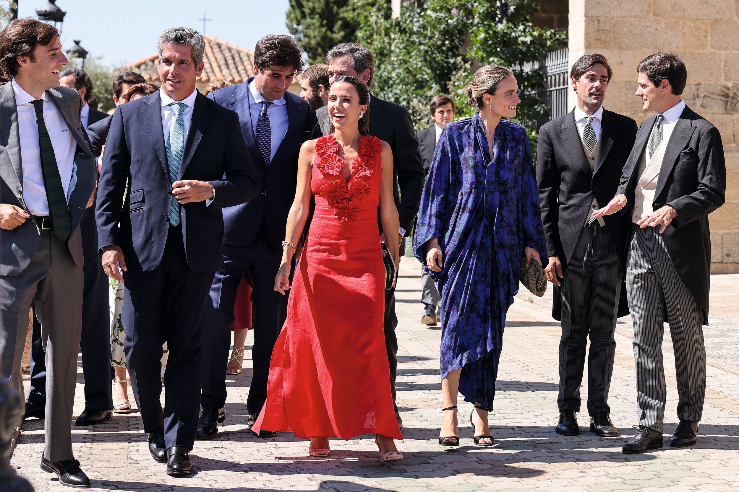 La empresaria María Vega Penichet Fierro, prima de la novia, delante de su marido, el abogado Fernando Ramos de Lucas