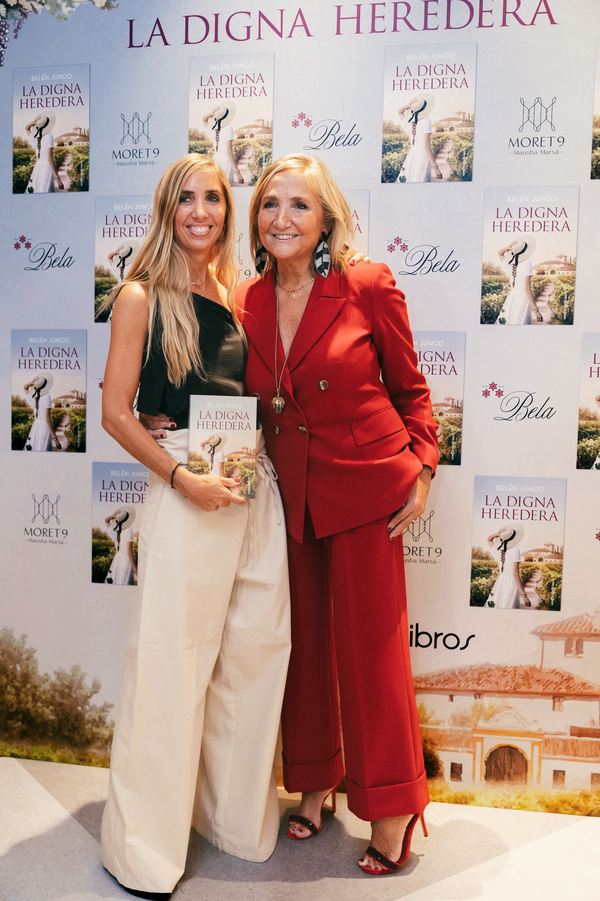 Belén Junco con su hija Belén en la presentación de su novela 'La digna heredera'