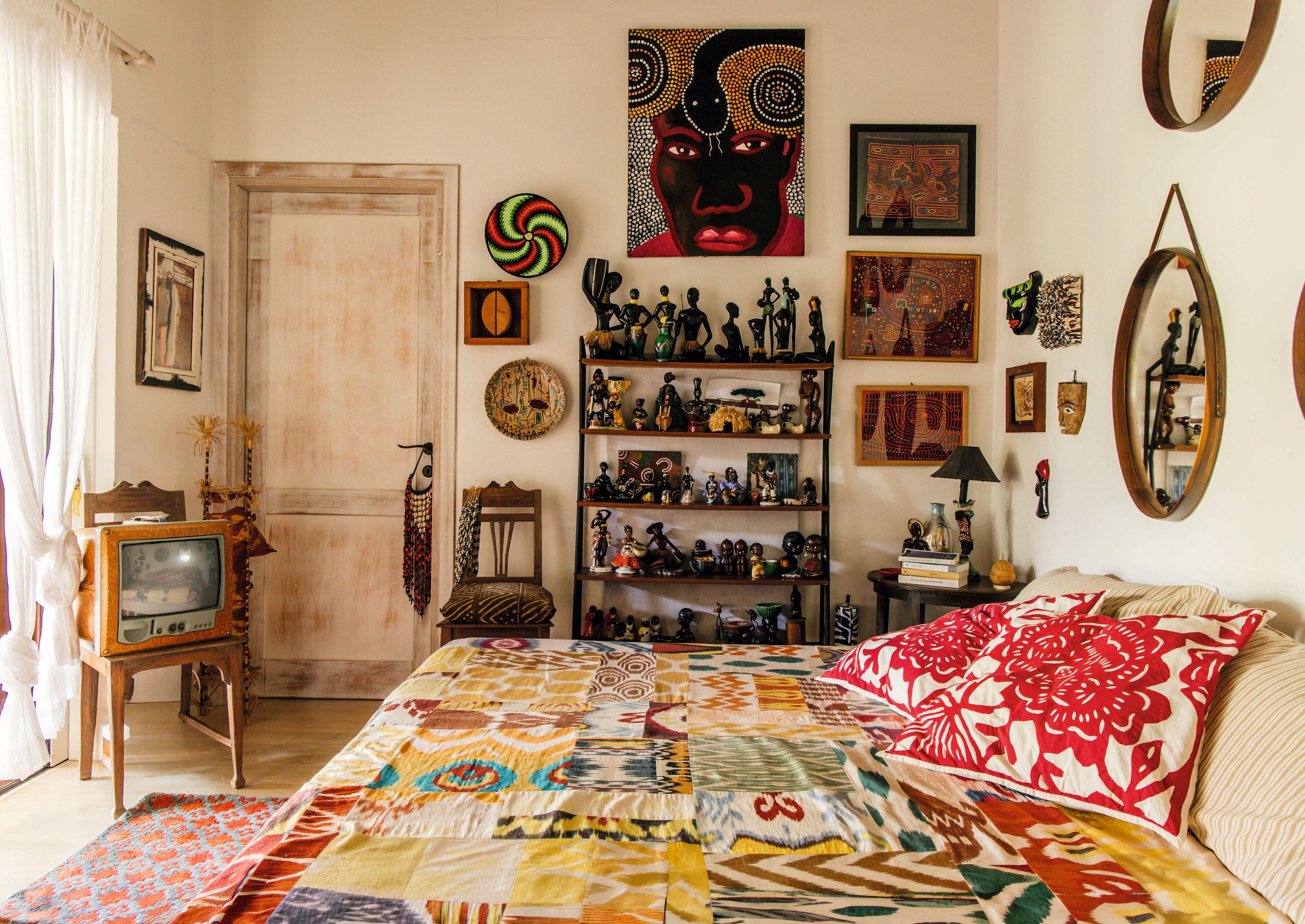 El dormitorio de la anfitriona luce un televisor Saba 'vintage' en madera reciclada, diseñado en los años 80 por Philippe Starck