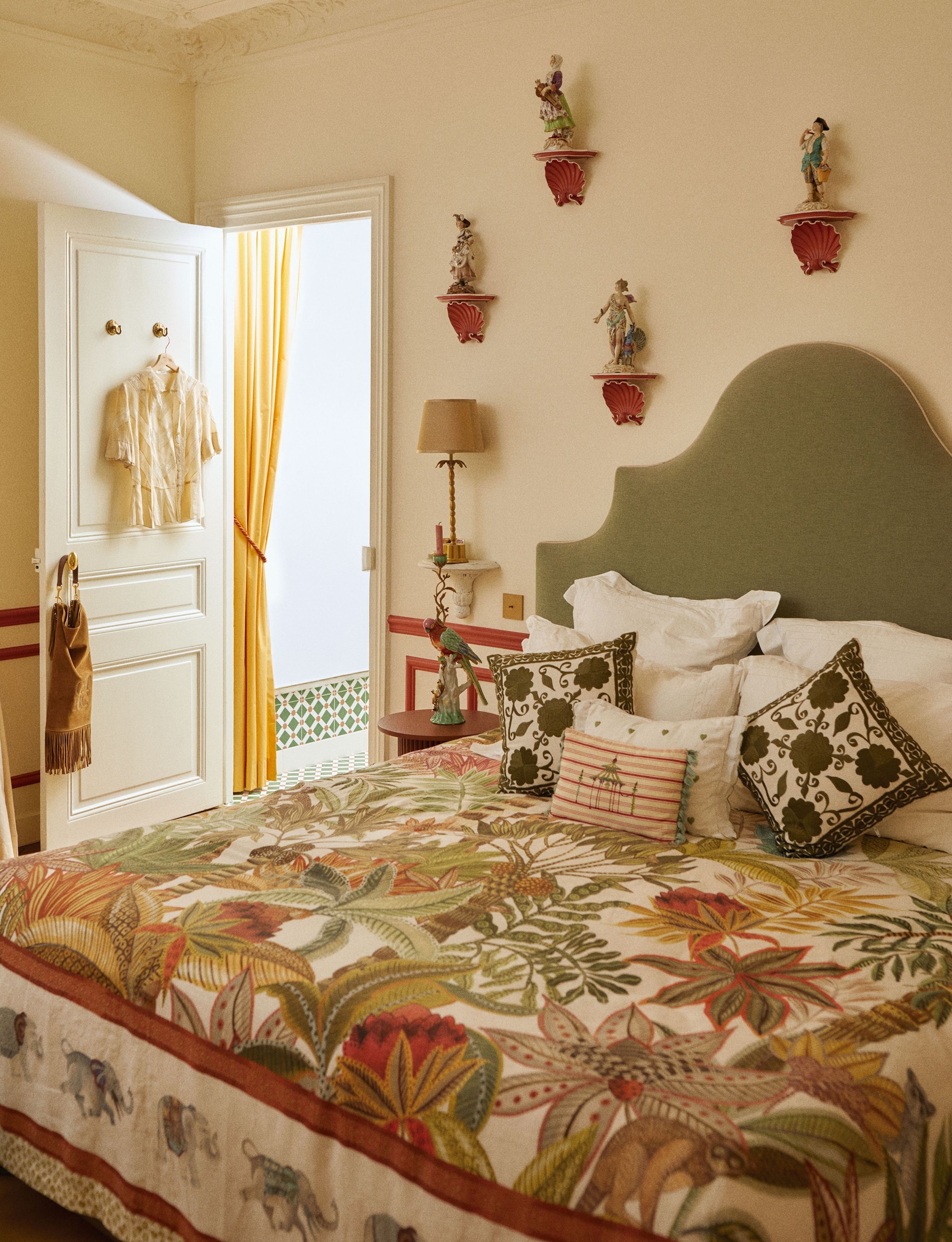 Sello propio: El uso de colores atrevidos y originales elementos decorativos son las señas con las que la francesa ha modernizado este piso de techos altos, tarimas y molduras clásicas, chimeneas de mármol y grandes ventanales. Desde el dormitorio a los pasillos