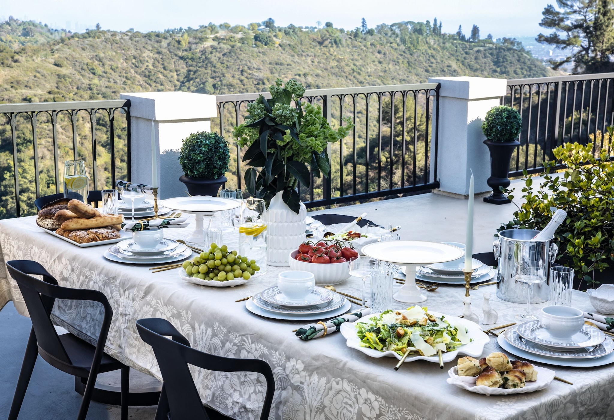LA ARTISTA Y DISEÑADORA ELICIA CASTALDI Y SU MARIDO, DAVID KOKAKIS, NOS INVITAN A SU FABULOSA CASA EN BLANCO Y NEGRO EN LAS COLINAS DE BEL-AIR