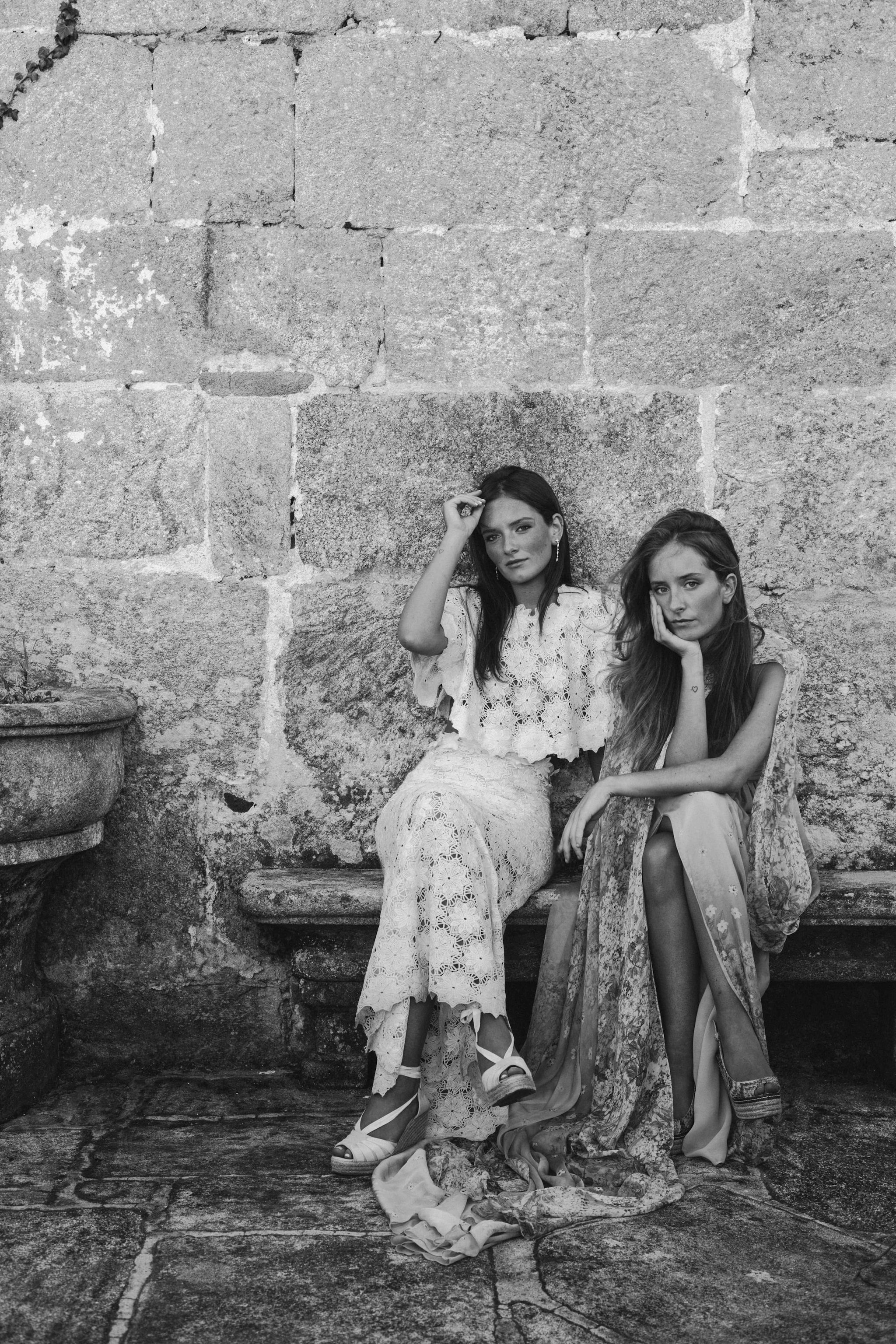 HOLA + Allegra y Cecilia Hohenlohe celebran la fiesta más exclusiva del verano, en el histórico Pazo de Oca, y reúnen a la nueva generación de la aristocracia y la sociedad europea