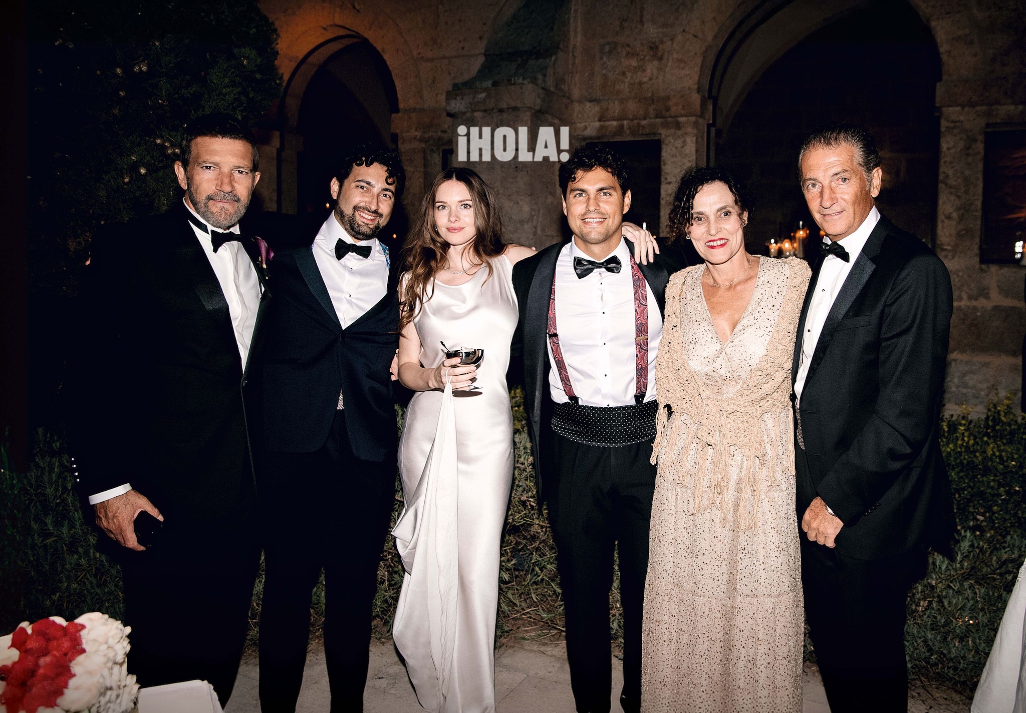 Stella, su padre y su tío Javier Domínguez, hermano de Antonio —recordemos que Bandera (que él adaptó a Banderas) es el segundo apellido del actor—. De derecha a izquierda, "Chico", que es como llaman al único hermano de Antonio —es empresario y administrador del Teatro del Soho—; su mujer, María de los Ángeles Ruiz; su hijo Víctor Domínguez —cofundador la plataforma Winto, que gestiona eventos deportivos—, y su otro hijo, que se hace llamar Javier Hueso y es actor