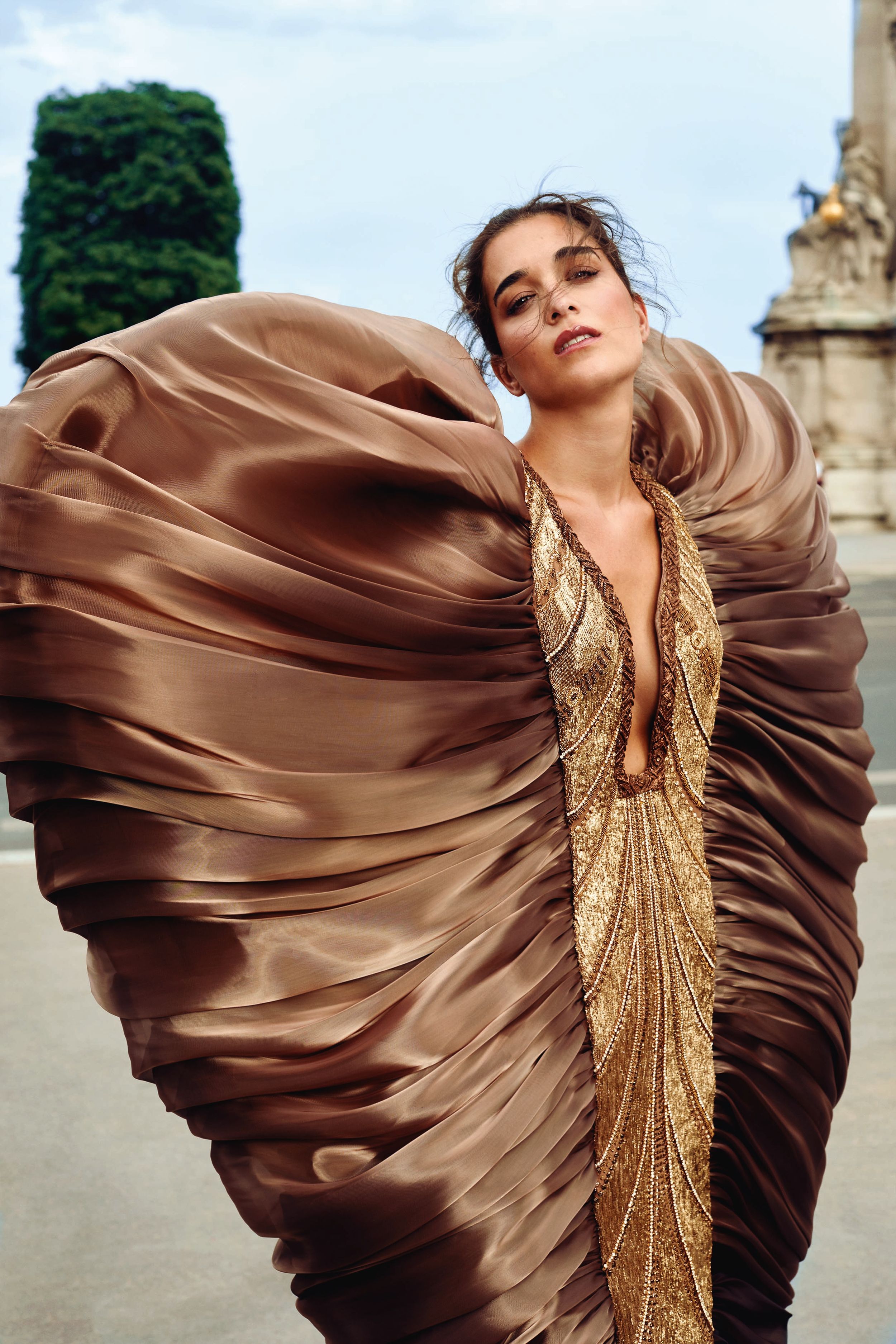En esta imagen, Bárbara Mirjan mira a la cámara con espectacular vestido con forma de corazón, en tonos marrones, con el frente bordado de pedrería en dorado, de Rahul Mishra Alta Costura.