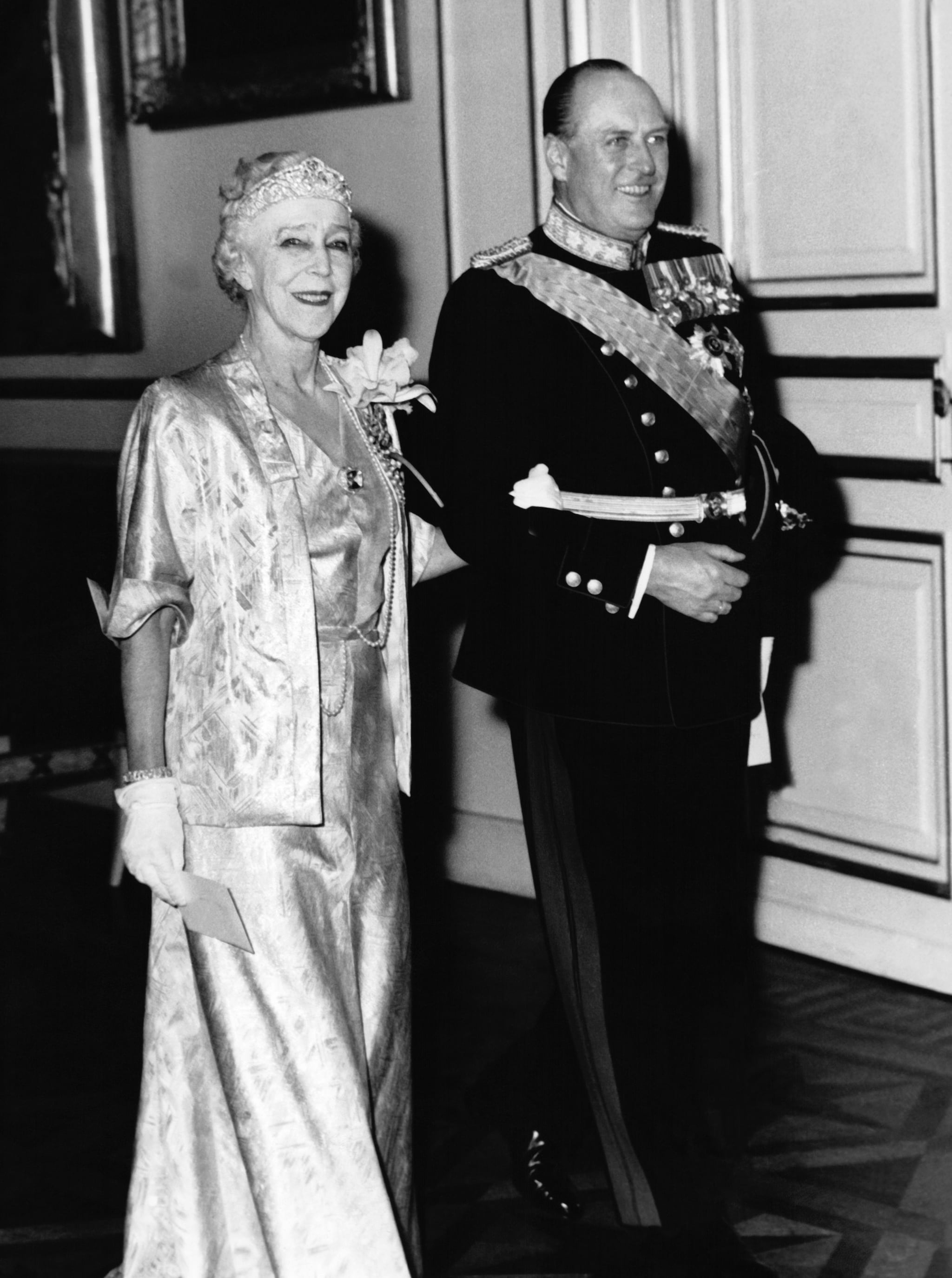 La reina Maud con su hijo, el príncipe Olav