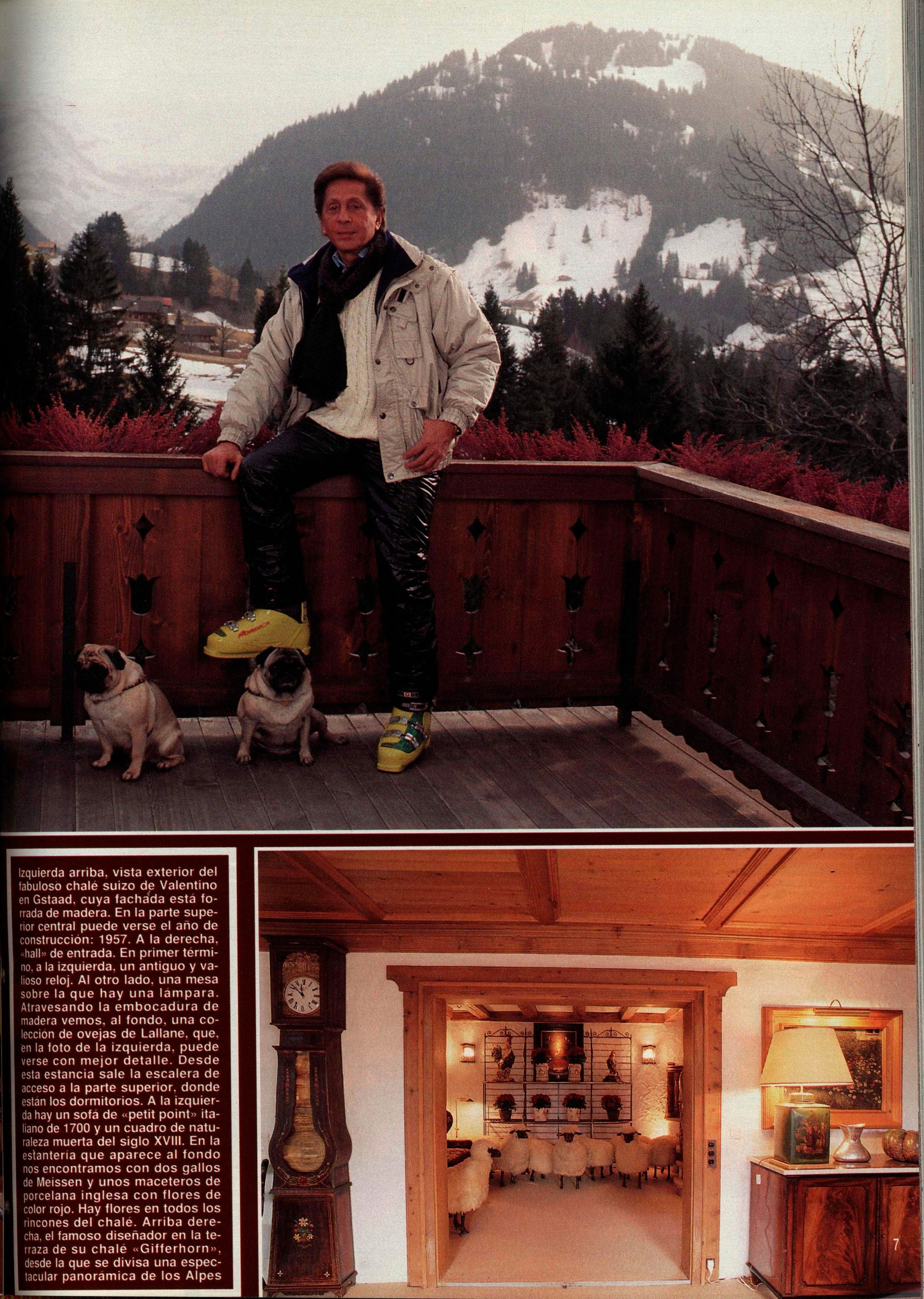 Valentino posando en su casa de Gstaad