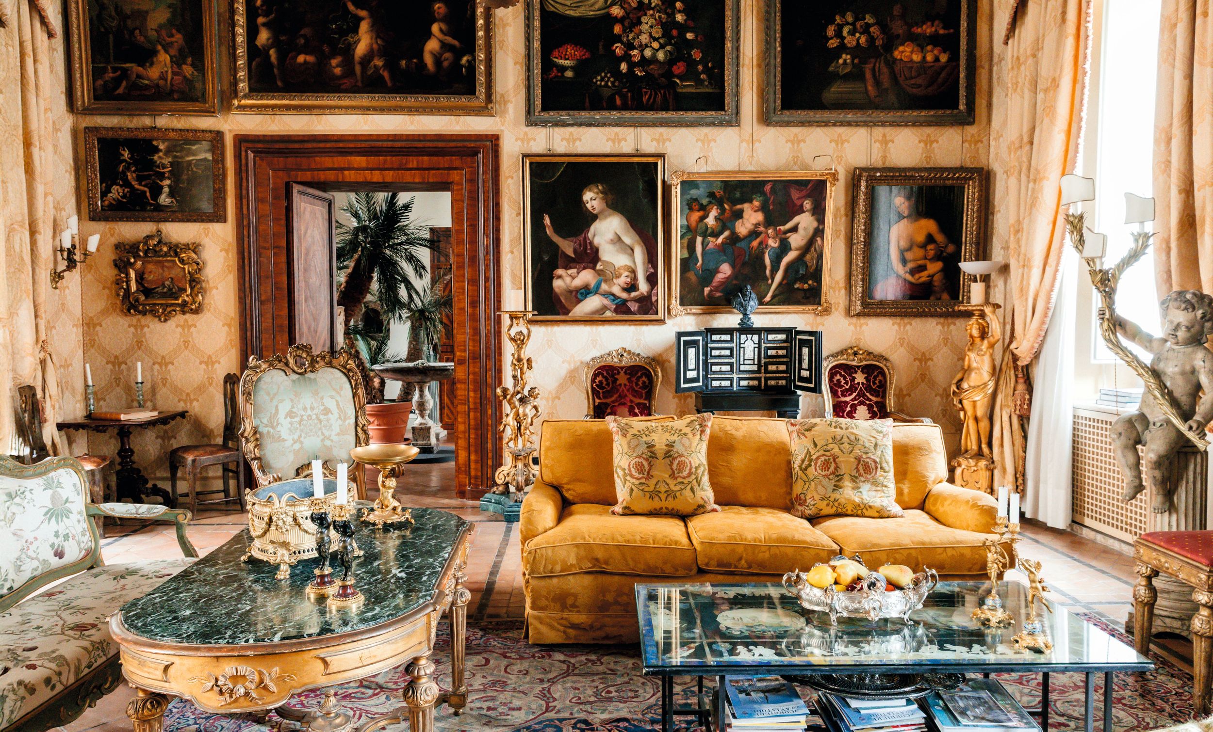 El salón principal, que está decorado con telas de damasco ocre y en el que predominan las estatuas de ángeles y la pintura renacentista. También destaca un bargueño del siglo XVII