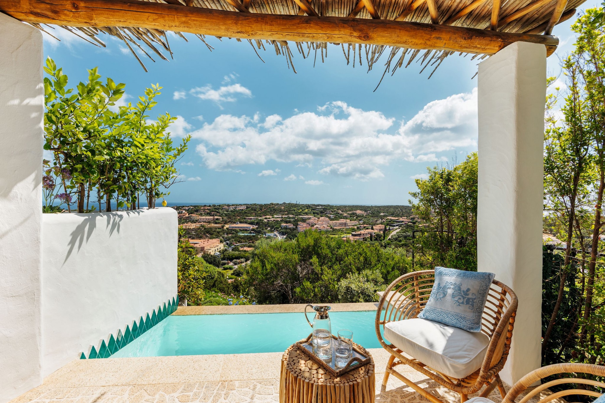 ENTRAMOS CON MARIANGELA LEONE JAMAL EN SU IMPRESIONANTE VILLA DE VERANO EN CERDEÑA, RODEADA DE VEGETACIÓN Y CON VISTAS AL EXCLUSIVO PUERTO DEPORTIVO DE PORTO CERVO