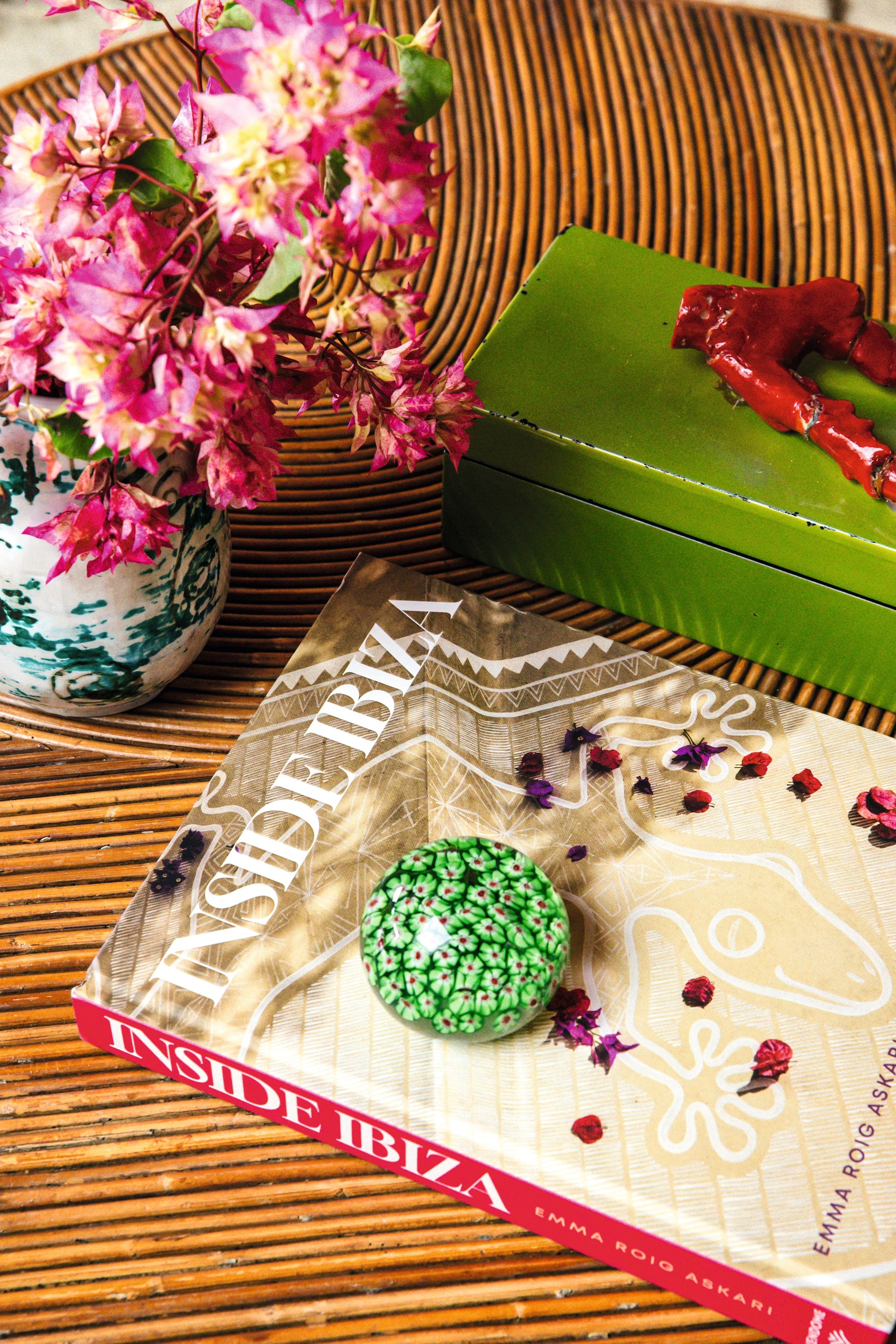 EMMA ROIG  NOS RECIBE EN SU REFUGIO DE IBIZA, UNA IMPRESIONANTE VILLA EN EL CORAZÓN DE LA ISLA