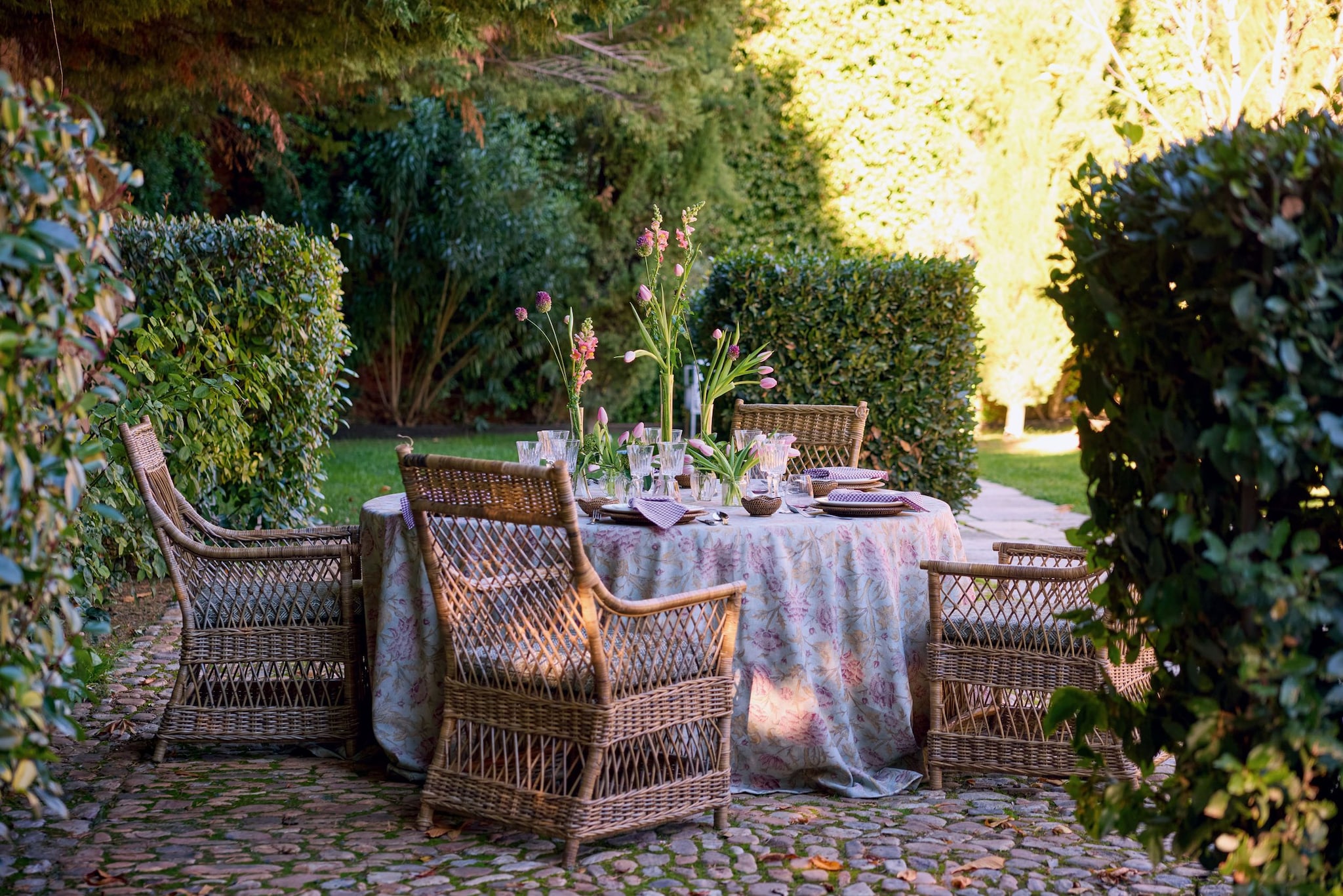 La mesa puesta en el jardín de Belén Corsini