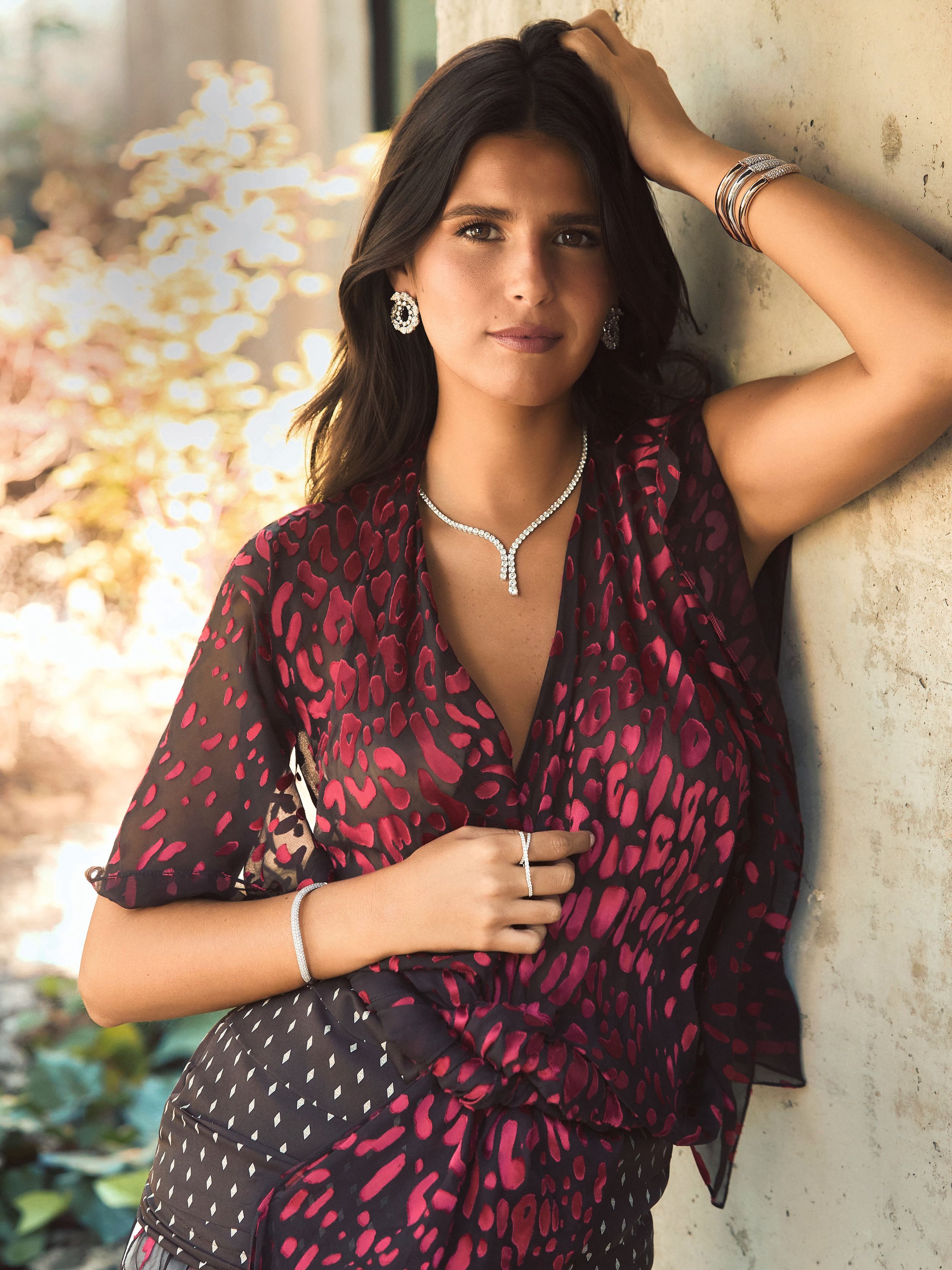 Cayetana dice que "tengo un estilo bastante casual y elegante. Con los años he aprendido a atreverme más y a probar cosas nuevas, pero siempre intentando mantener mi esencia”. Con pendientes aro y collar corbata con diamantes, de Rabat Red Carpet, pulseras Rabat Waves y anillo doble de Rabat Diamonds