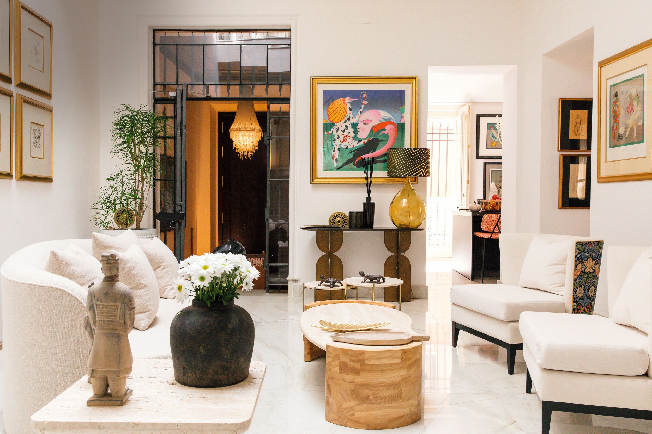 Uno de los dos ángulos de la estancia. Litografías, serigrafías y piezas influenciadas por movimientos artísticos, como la Bauhaus, visten las paredes, creando un ambiente sofisticado y, a la vez, sumamente acogedor