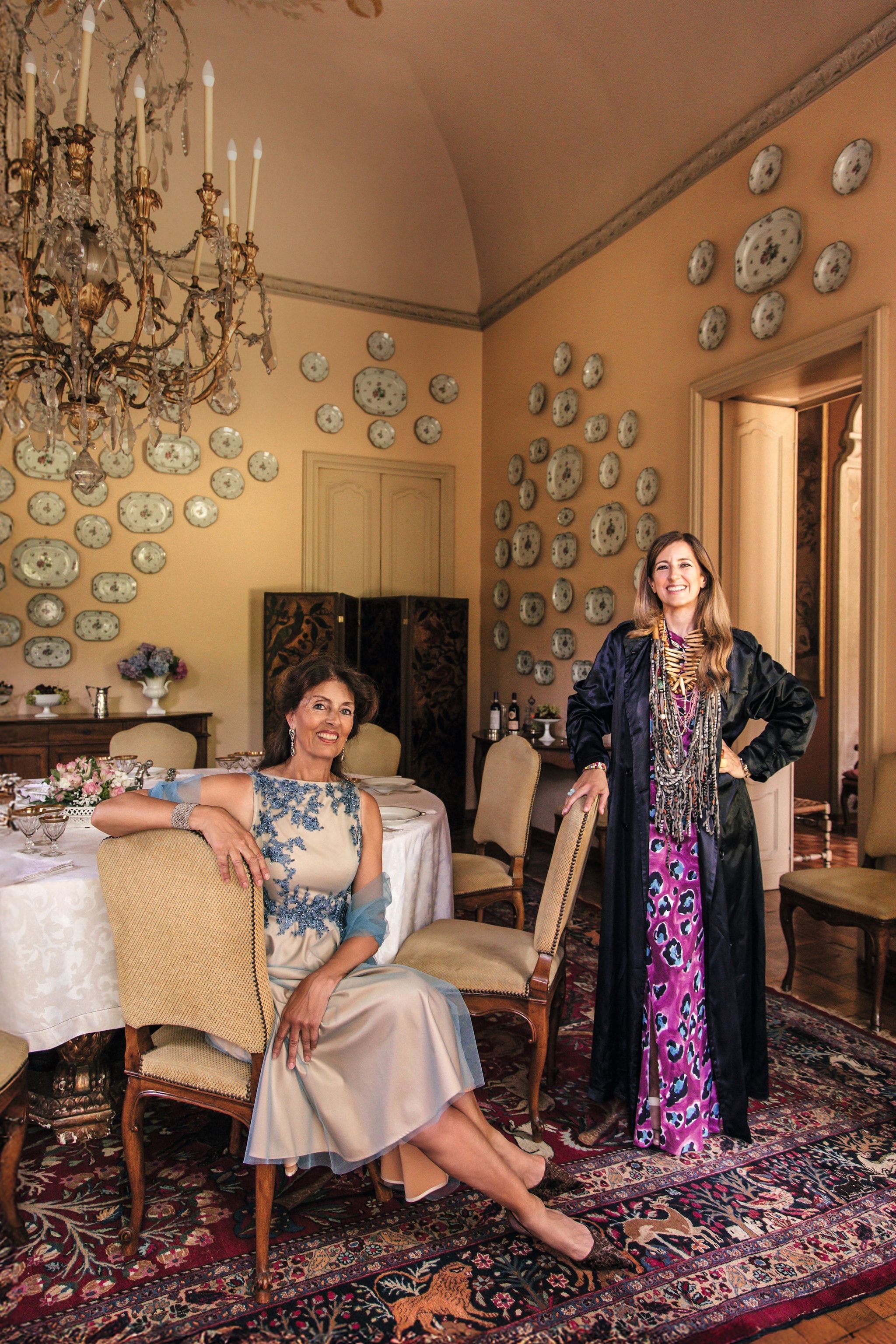 Francesca y Benedetta posan en el salón comedor, que tiene las paredes decoradas con una serie de platos chinos de porcelana de Compañía de las Indias, de los siglos XVIII y XIX