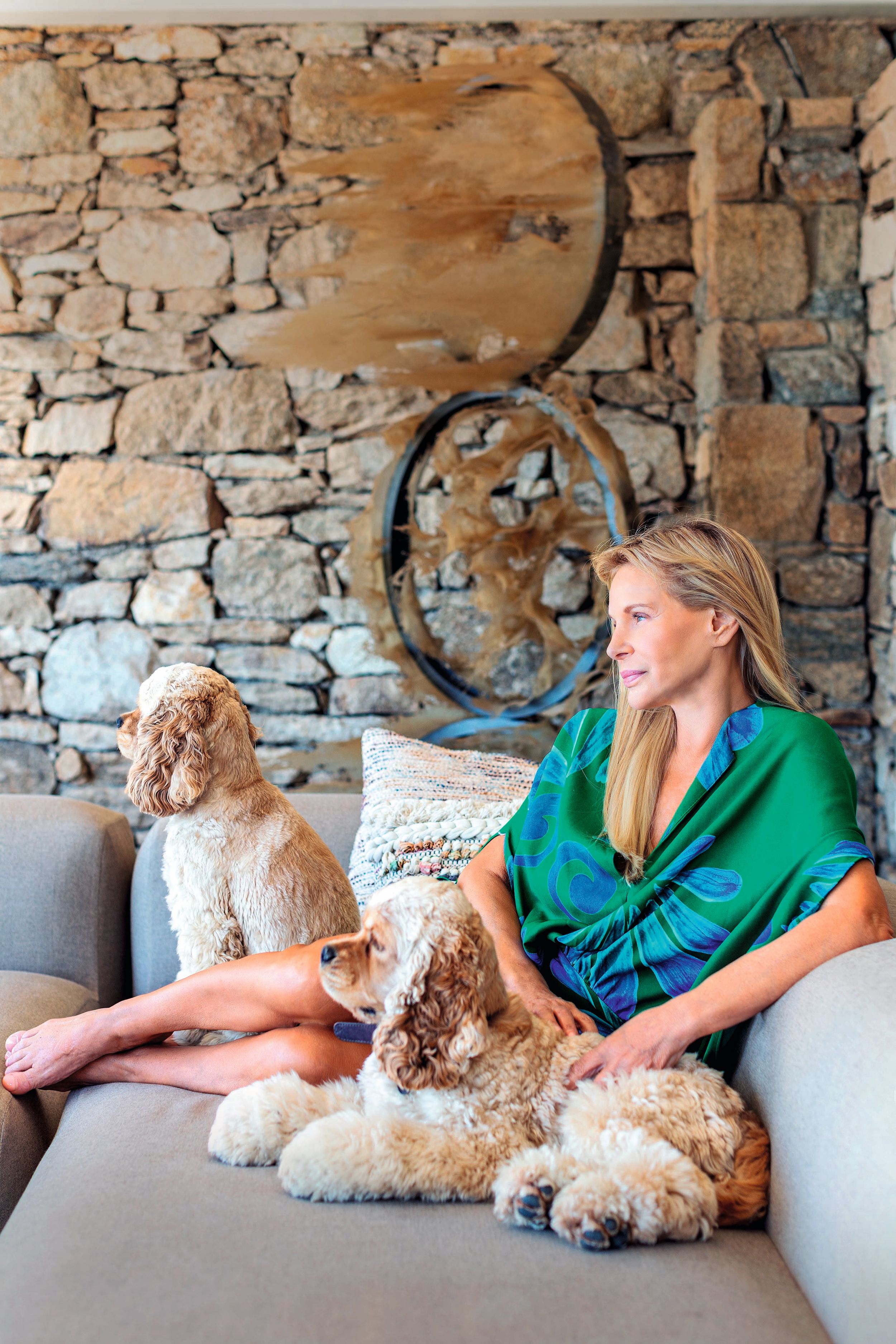 Aline Andreadis, junto a sus dos perros, en una de las terrazas de la villa
