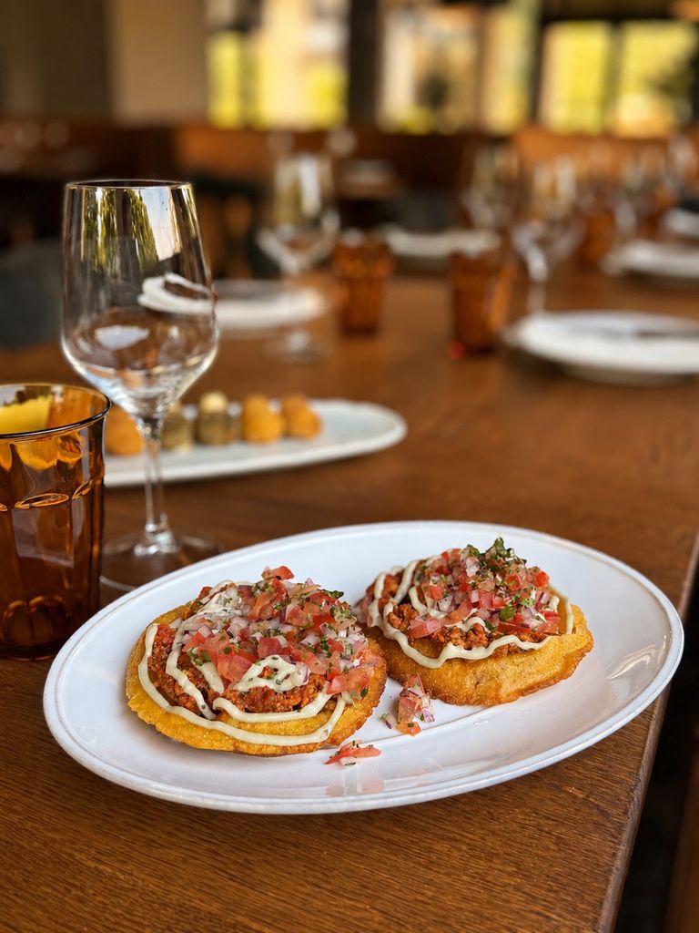 Tortos con queso La Peral, picadillo y salsa criolla